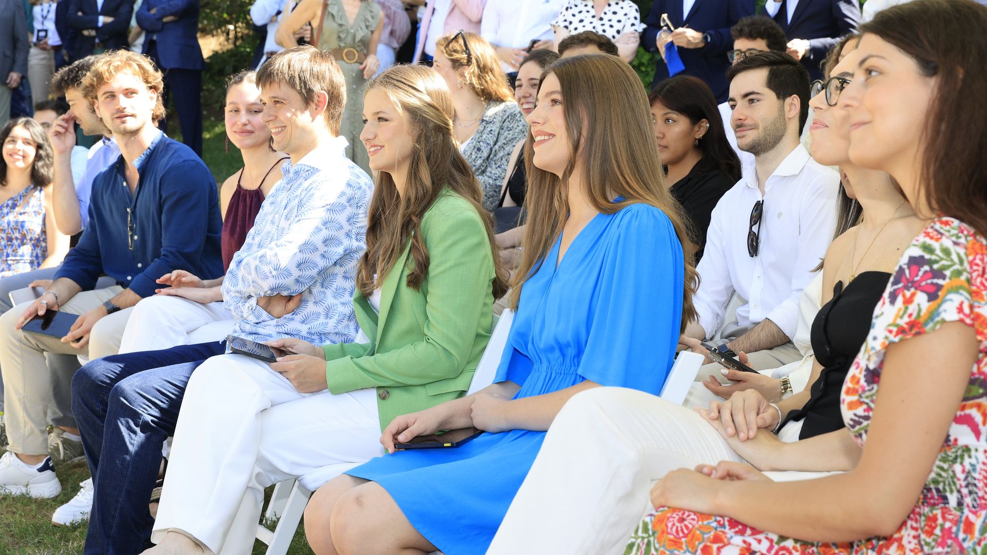 La princesa Leonor y la infanta Sofía con los jóvenes que llevan a cabo programas en la Fundación Princesa de Girona