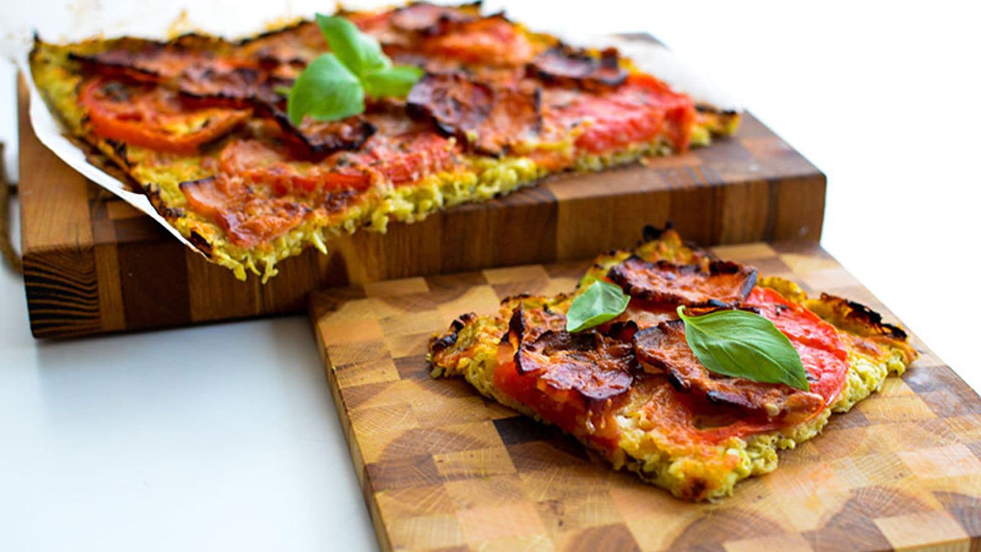 Pizza con masa de calabacín con tomate y pimiento rojo