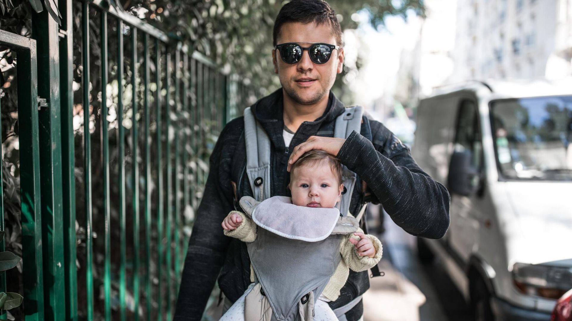 No, no deberías portear a tu bebé mirando hacia delante y estos son los motivos