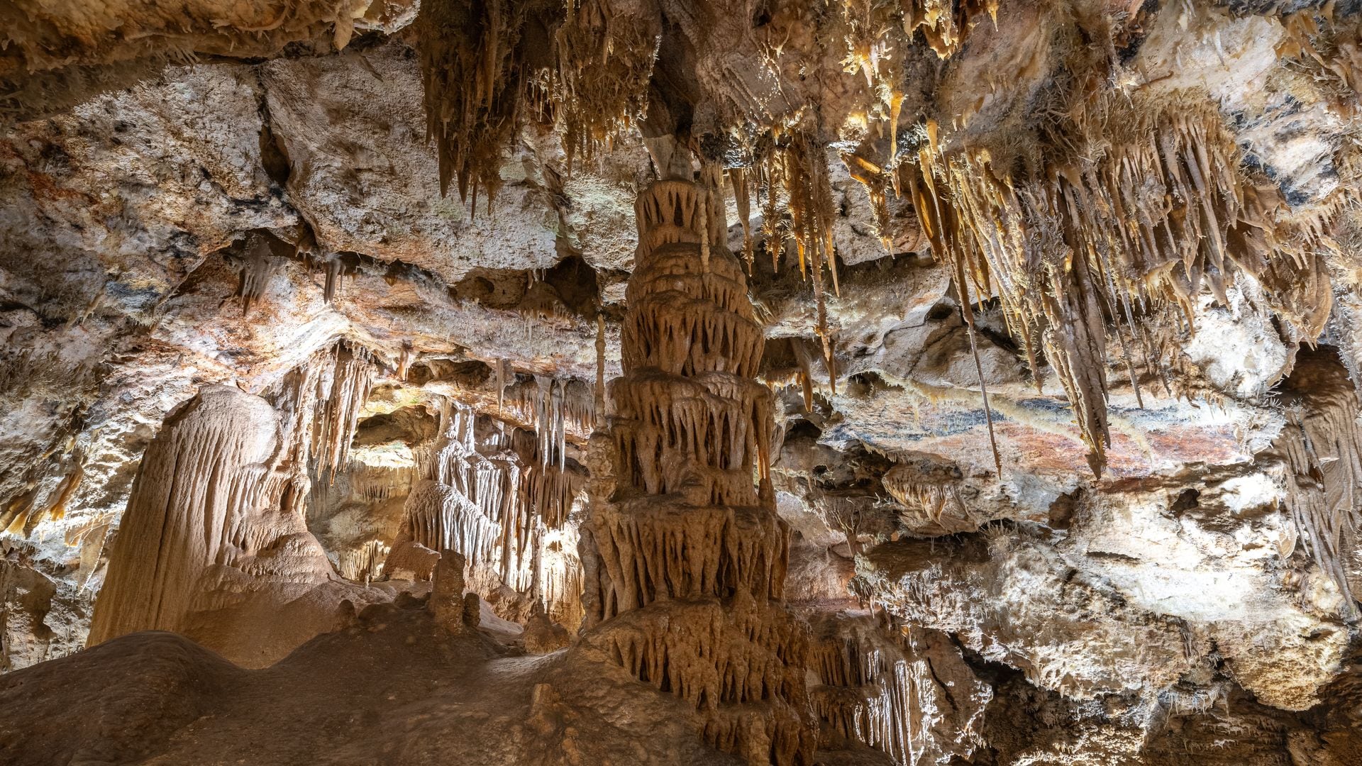 Molinos, el desconocido pueblo de Teruel que esconde las Grutas de Cristal