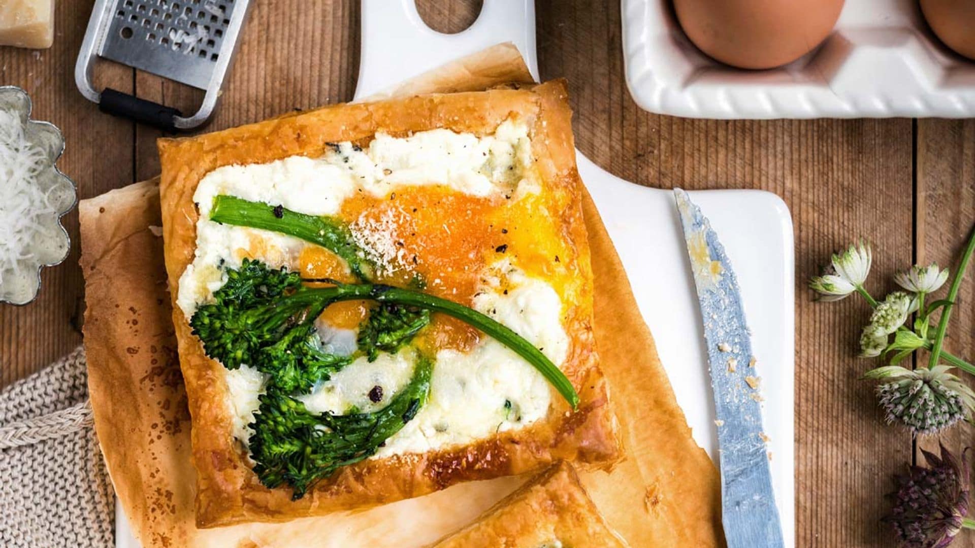 'Galettes' de hojaldre con huevo y brócoli