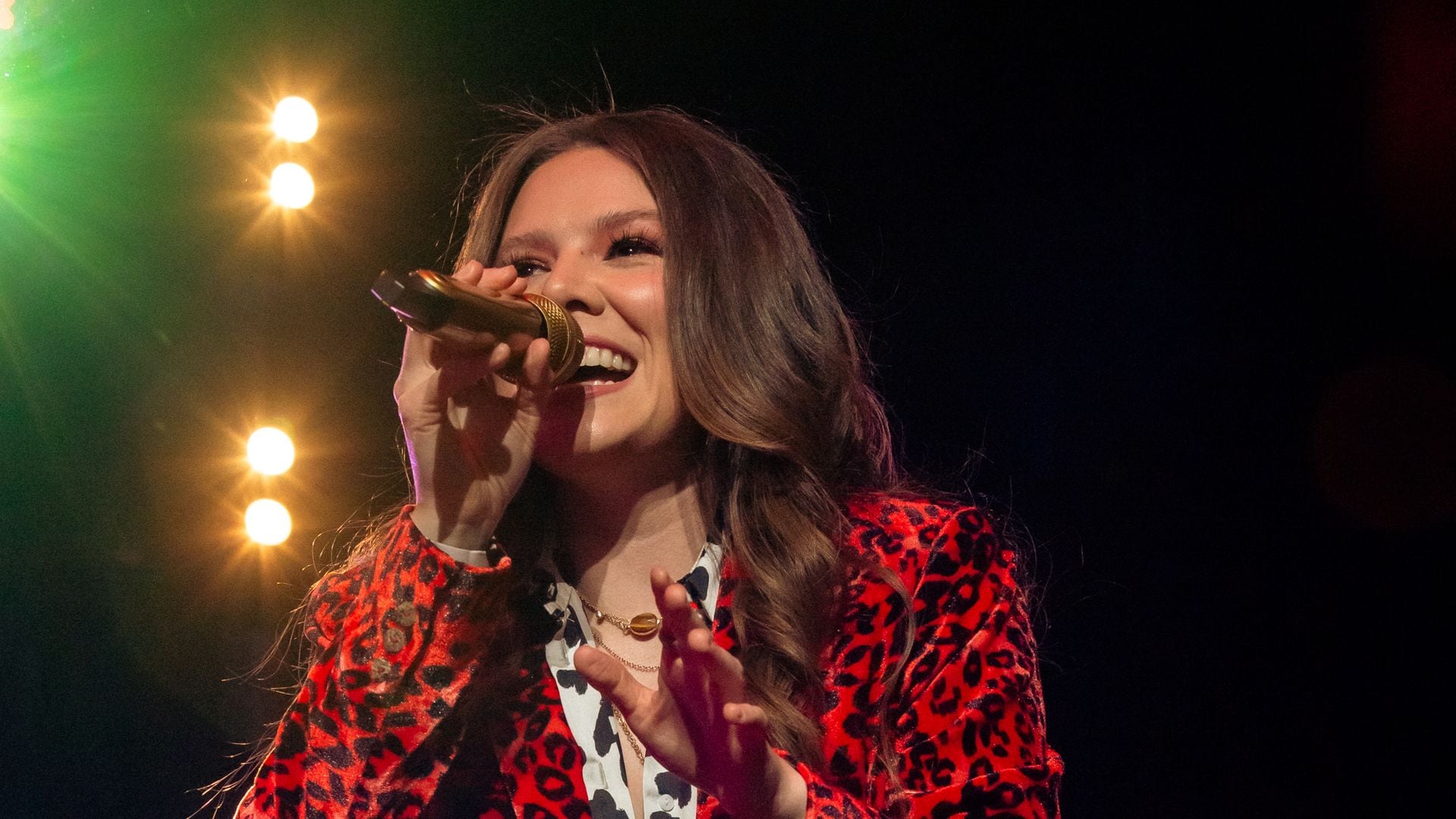 Joy Huerta plasma su historia de amor con Diana Atri en su canción más personal: 'Ella es mi mar, mi cielo, la brisa y el viento'