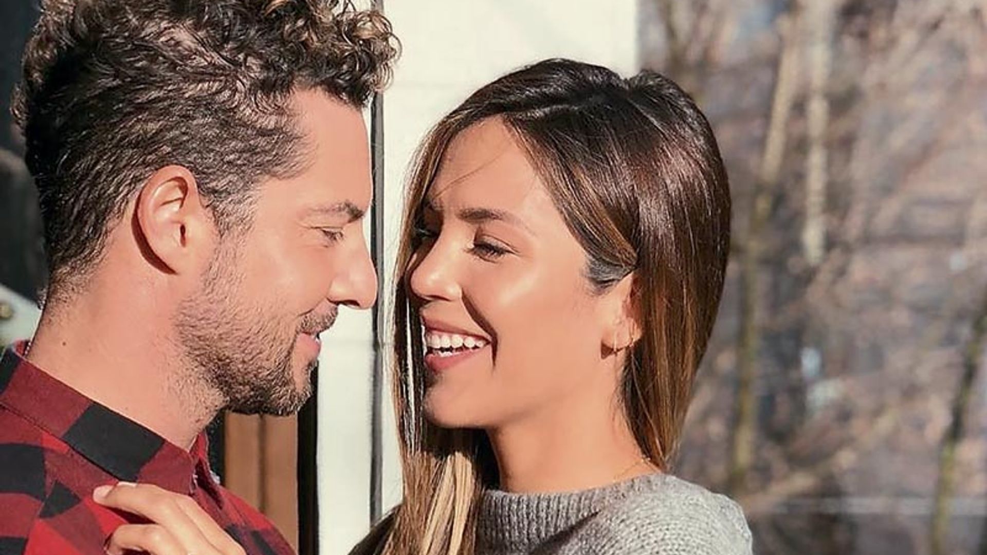 En ¡HOLA!, las fotografías de la romántica escapada a la nieve de David Bisbal y Rosanna Zanetti, que anuncian que se casan