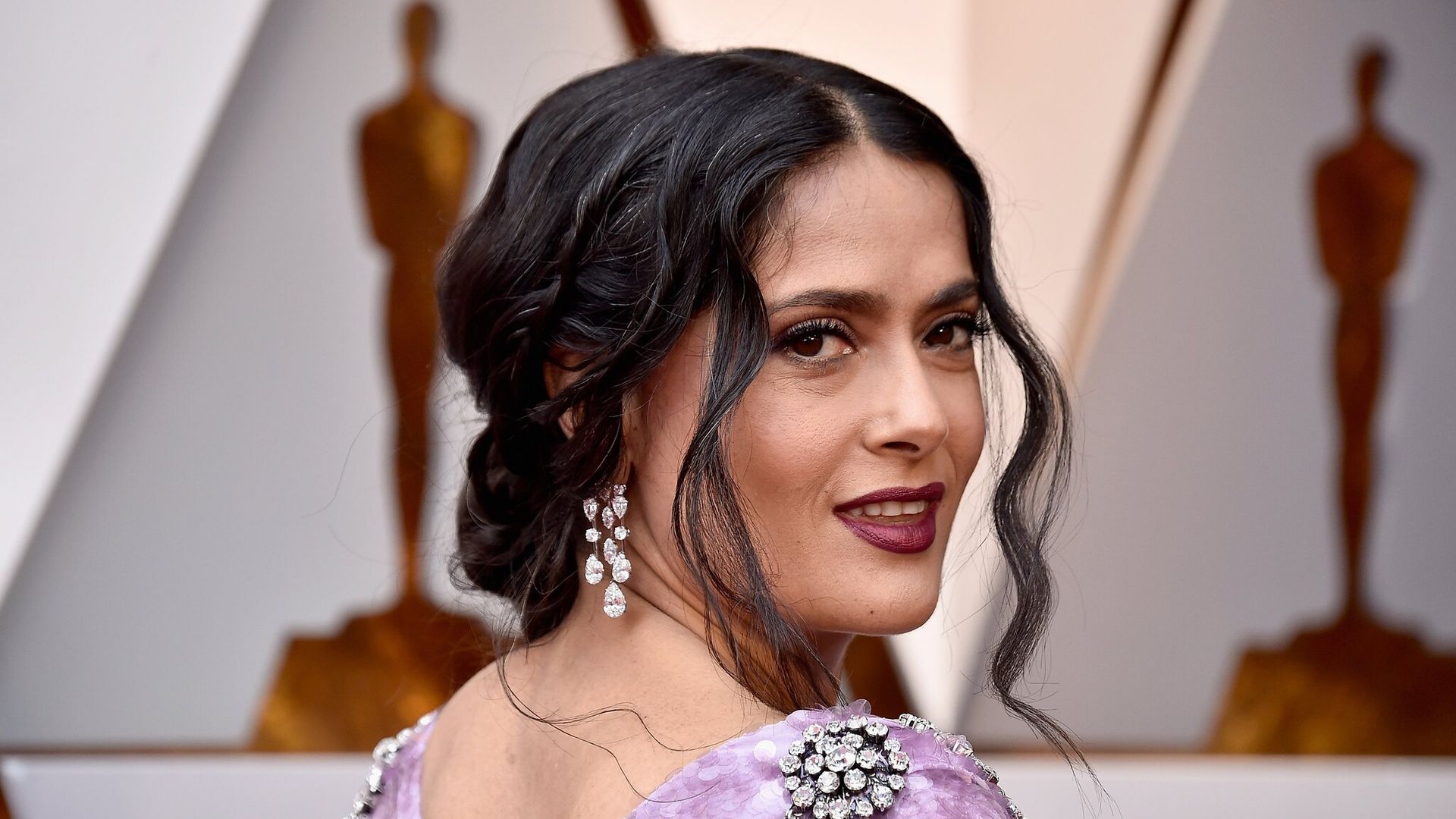 Salma Hayek termina una cena rompiendo unos platos, ¿qué pasó?