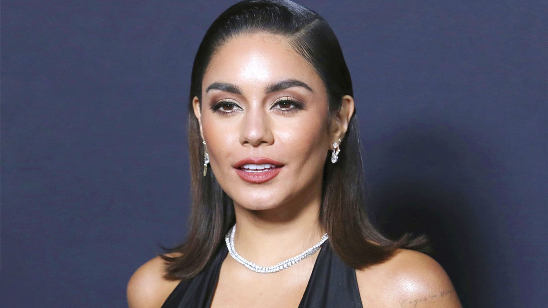 Vanessa Hudgens copia el look 'chica Bond' de Ana de Armas