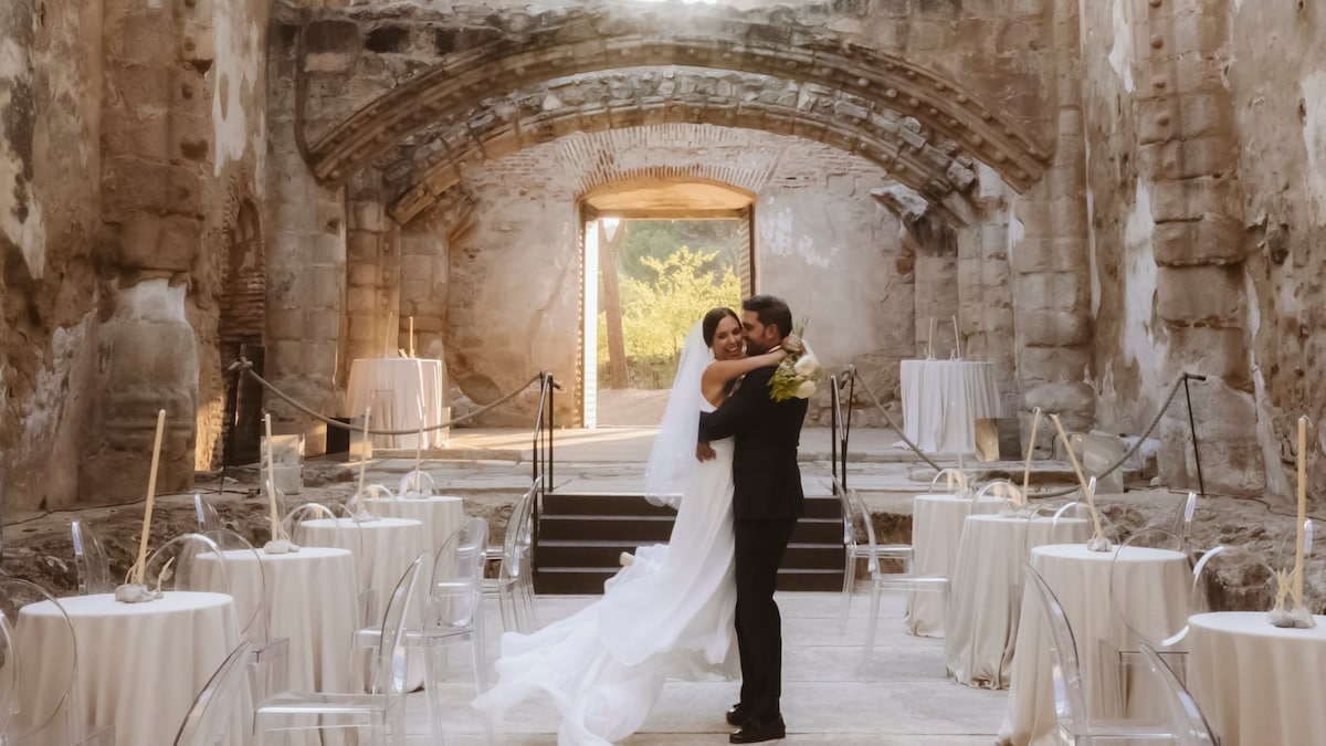 Un monasterio en ruinas y decoración de sal: la boda de Ana en la sierra de Madrid