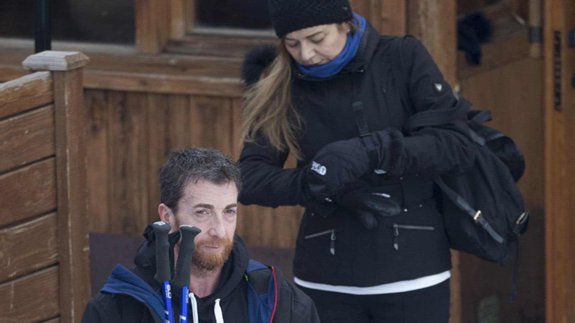 Pablo Motos disfruta de unos días en la nieve con Laura Llopis, la mujer de su vida