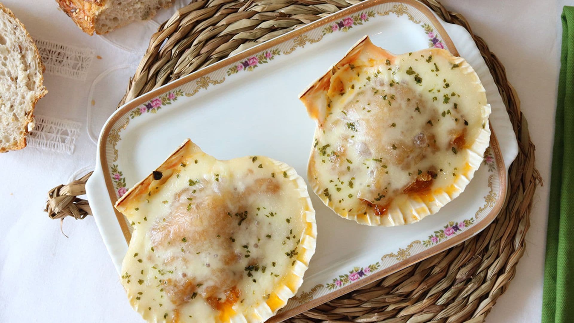 Vieiras gratinadas al horno con queso D.O.P. Arzúa-Ulloa