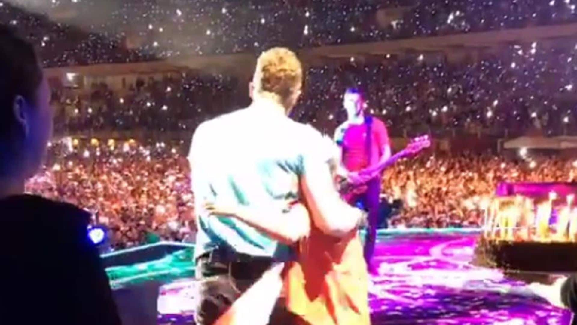 Chris Martin le canta el 'cumpleaños feliz' a su hijo Moses acompañado por 40.000 fans y ¡en español!