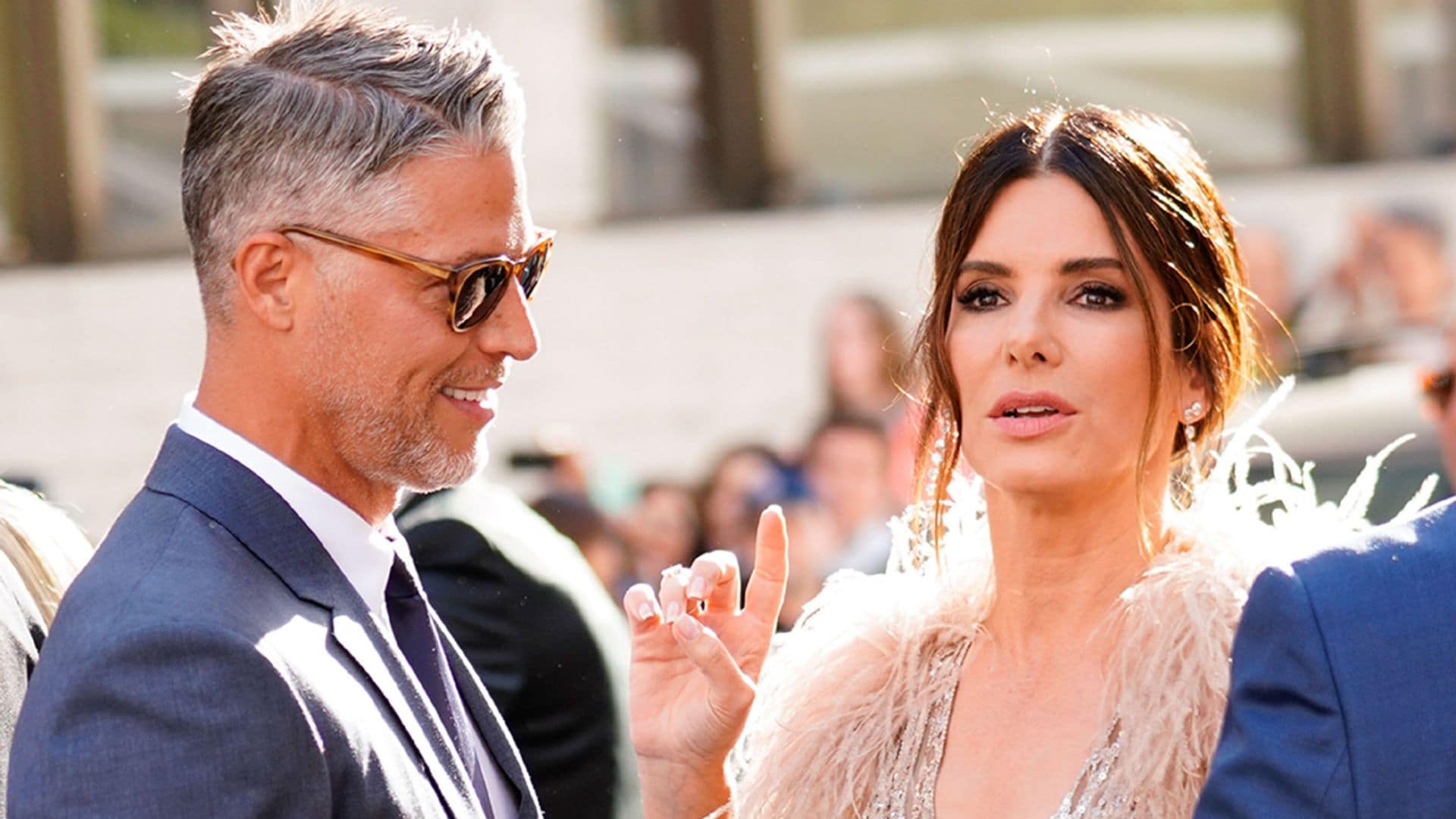 Así hablaba Sandra Bullock sobre su historia de amor con Bryan Randall, que ha muerto a los 57 años