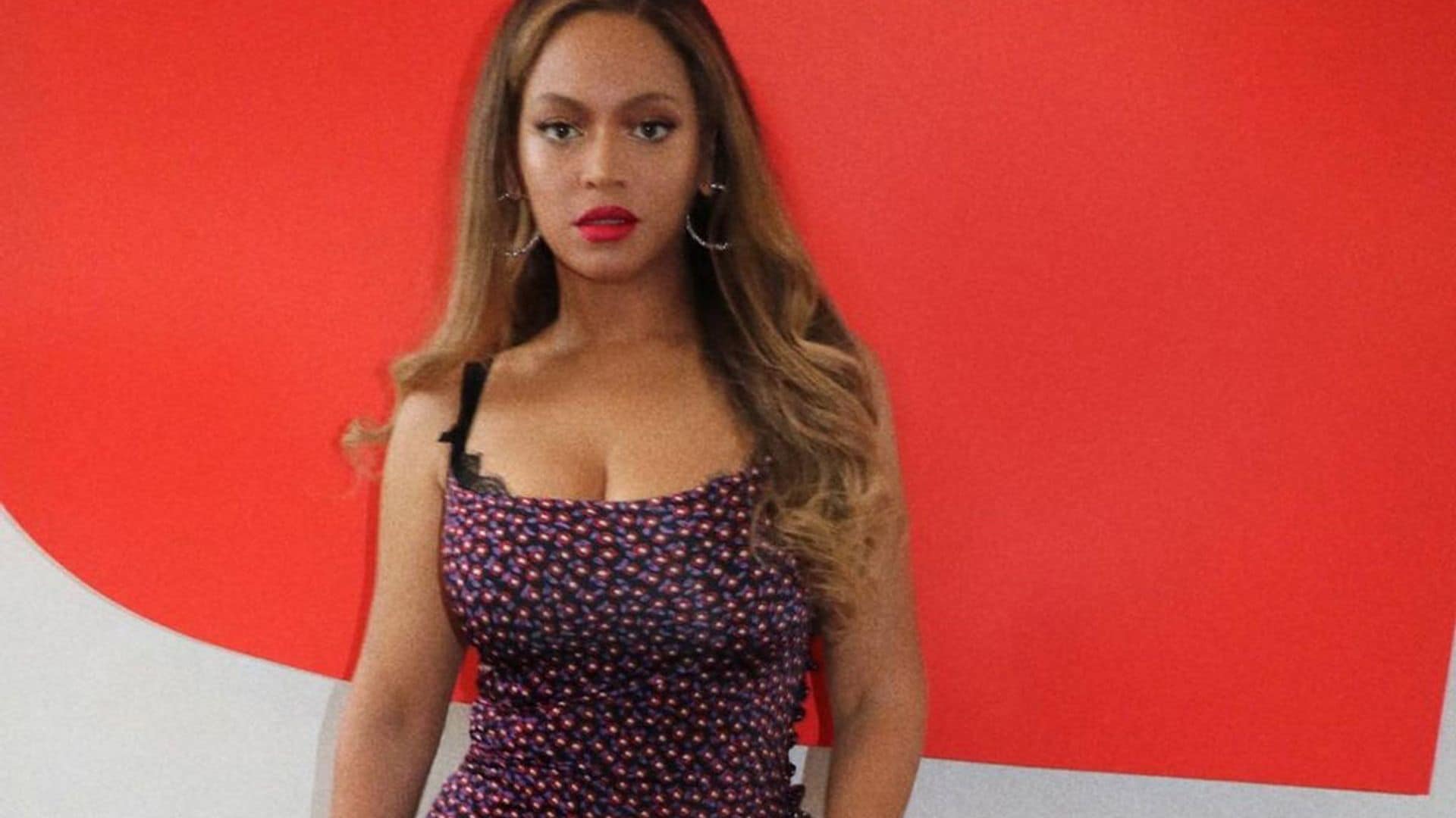 ¡Beyoncé ha vuelto! Y ha elegido un 'slip dress' con sello español para la ocasión