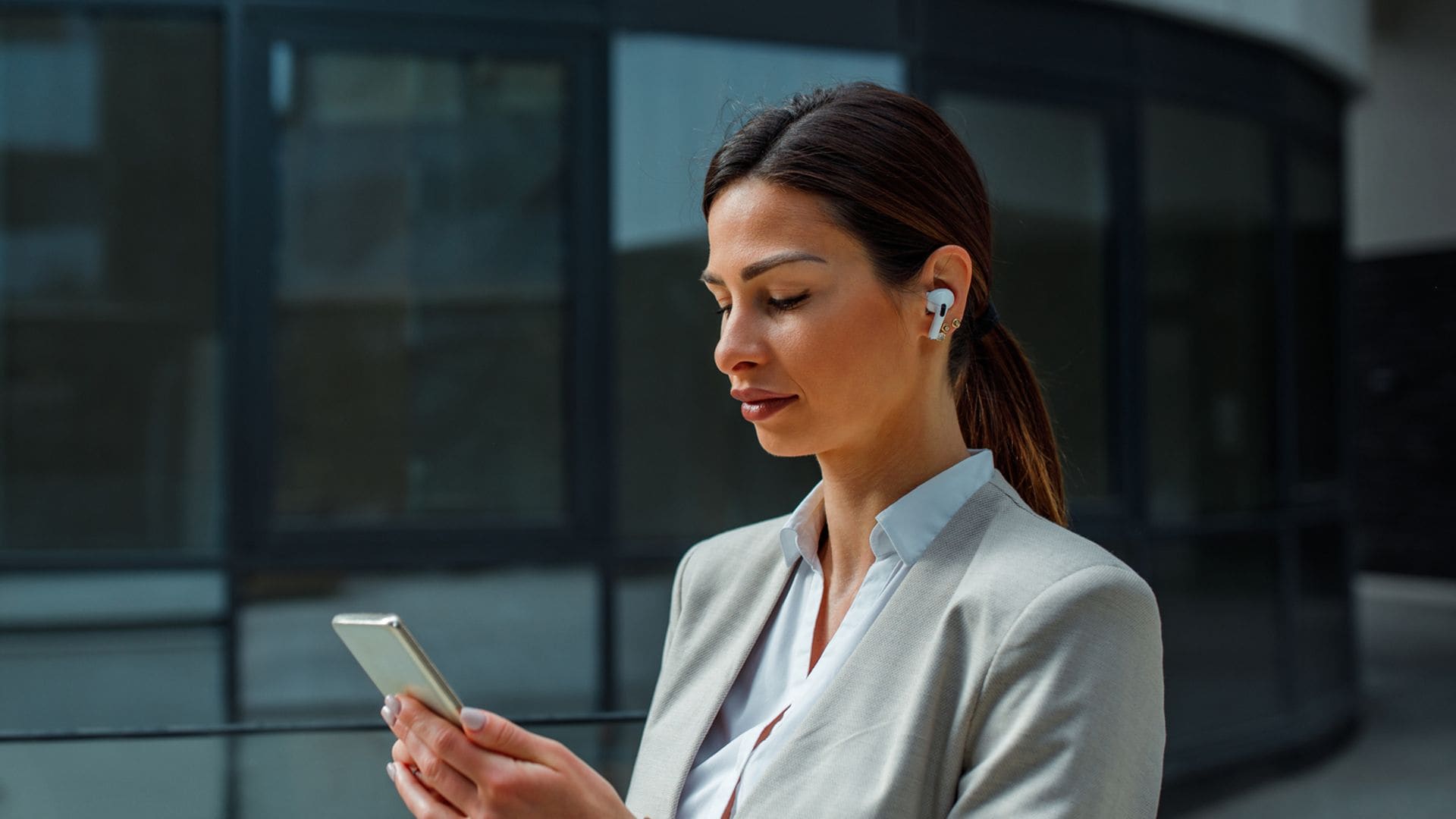 Una mujer con auriculares