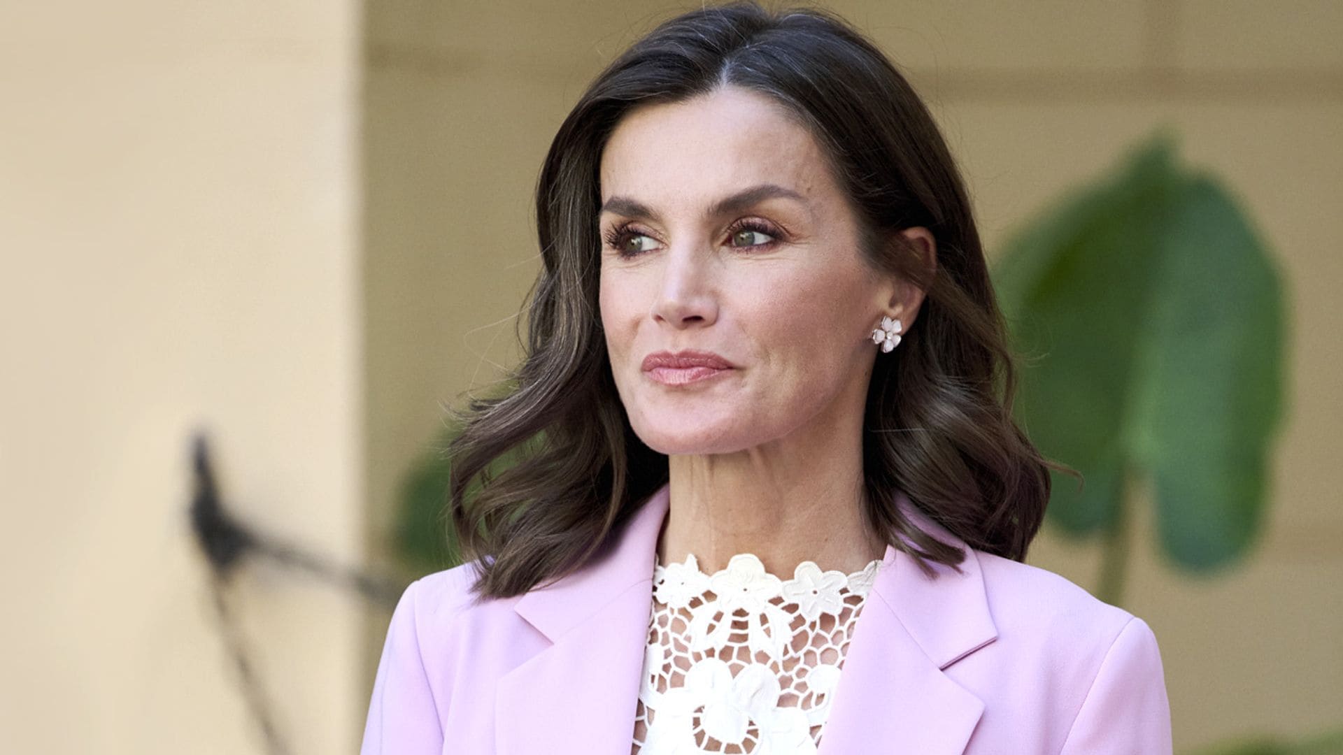 La reina Letizia recicla en Gandía su top canario para transformar su traje rosa más moderno