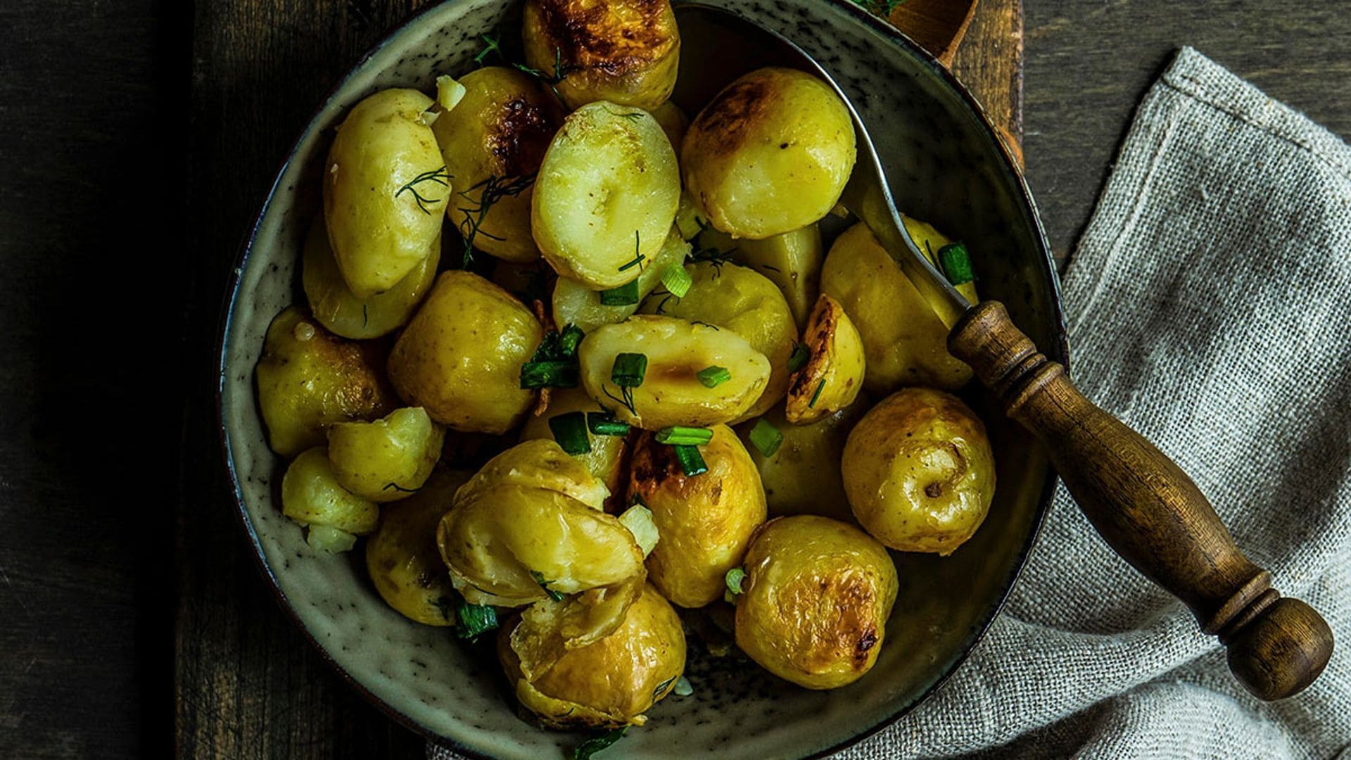 Patatas al horno de guarnición, con especias y hierbas