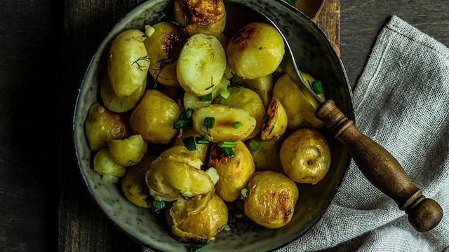 patatas al horno de guarnicion con especias y hierbas