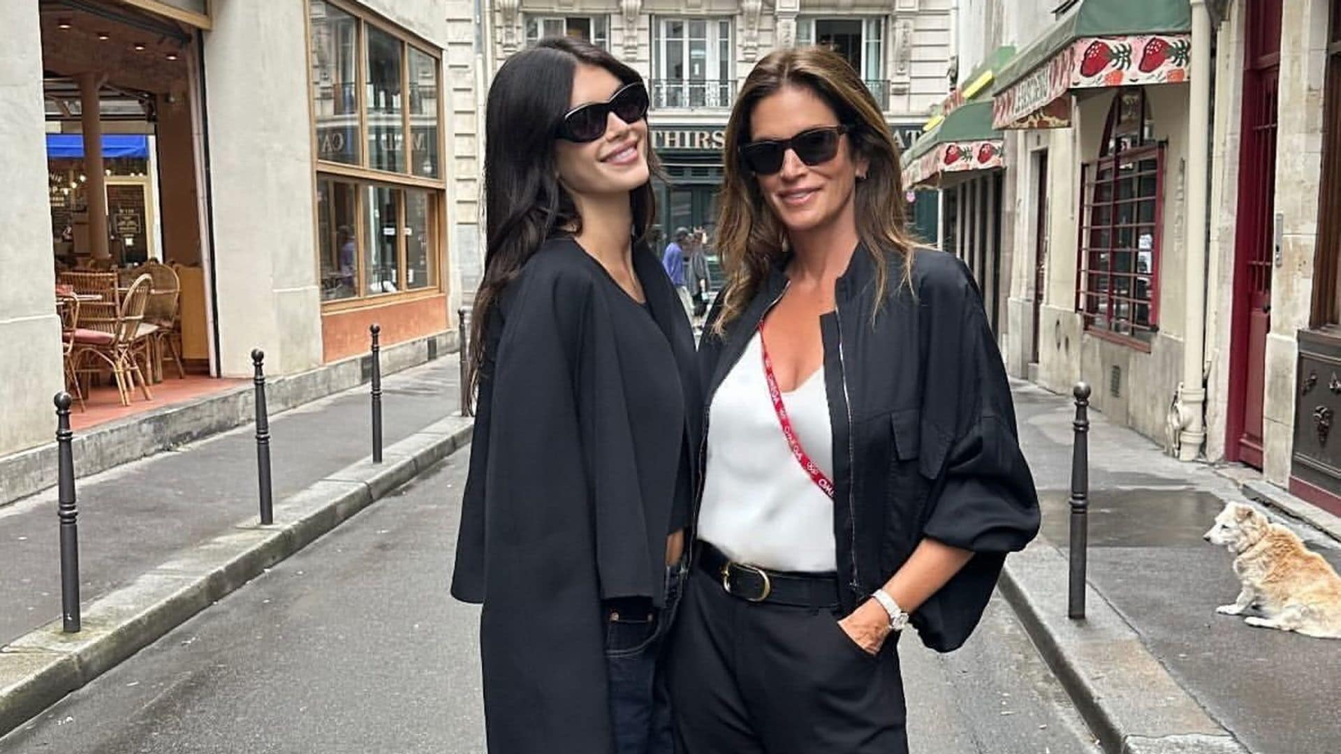 Cindy Crawford y Kaia Gerber se apoderan de París con looks básicos para amantes del armario cápsula