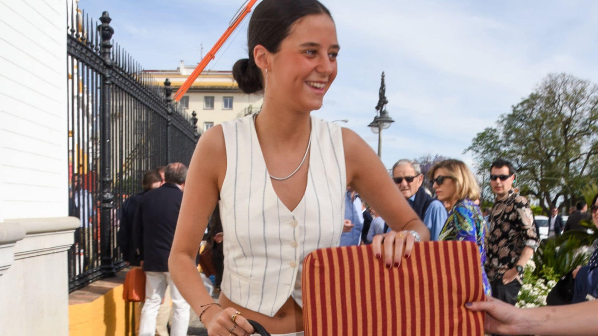 Victoria de Marichalar combina el traje de raya diplomática con las zapatillas más inesperadas