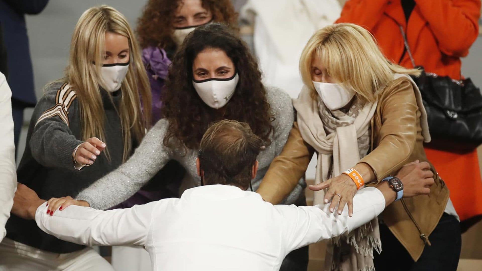 Rafa Nadal celebra su victoria con un efusivo beso a Mery Perelló