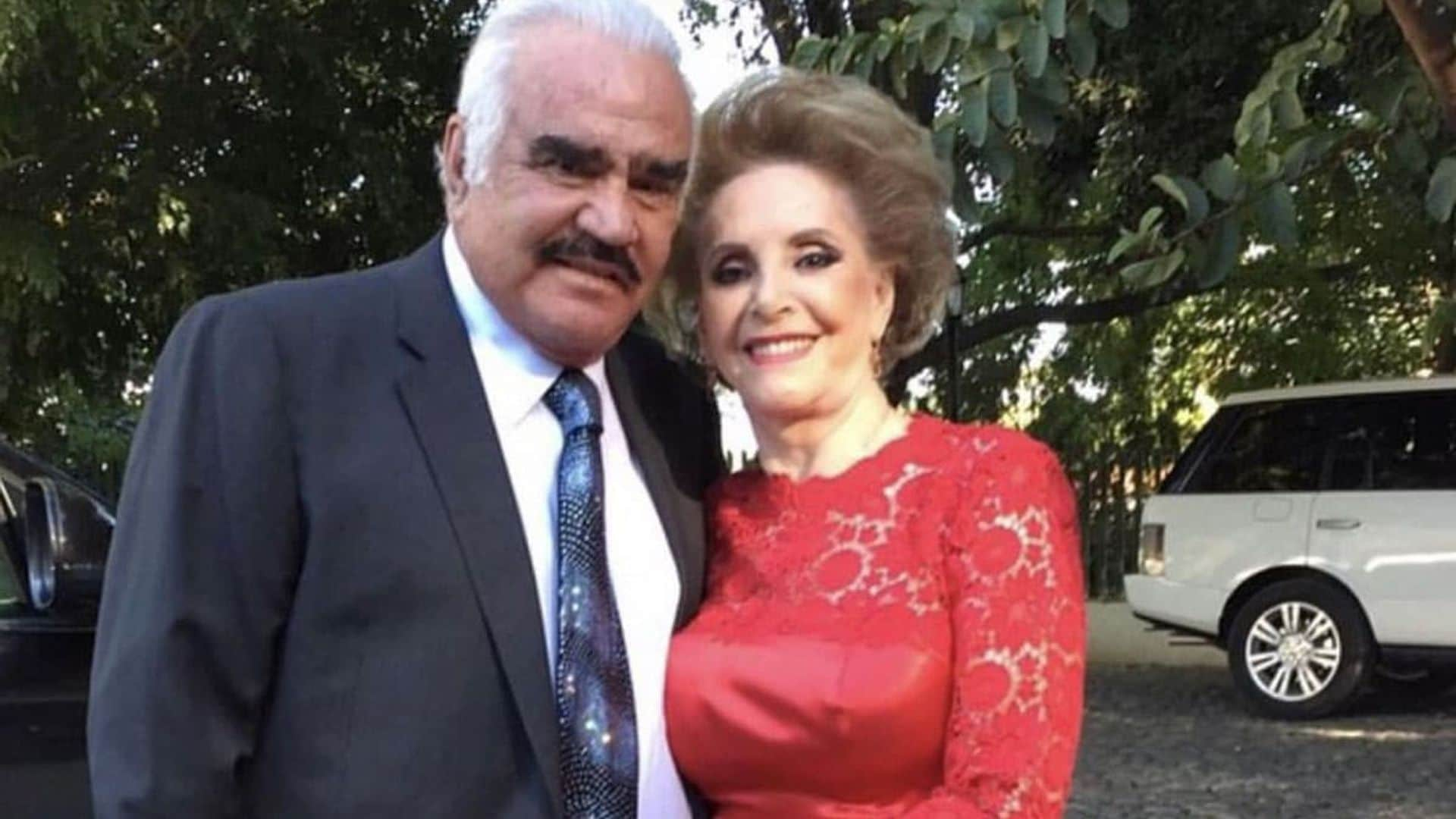 Doña Cuquita, viuda de Don Vicente Fernández, reaparece con su bisnieta Mía en los brazos