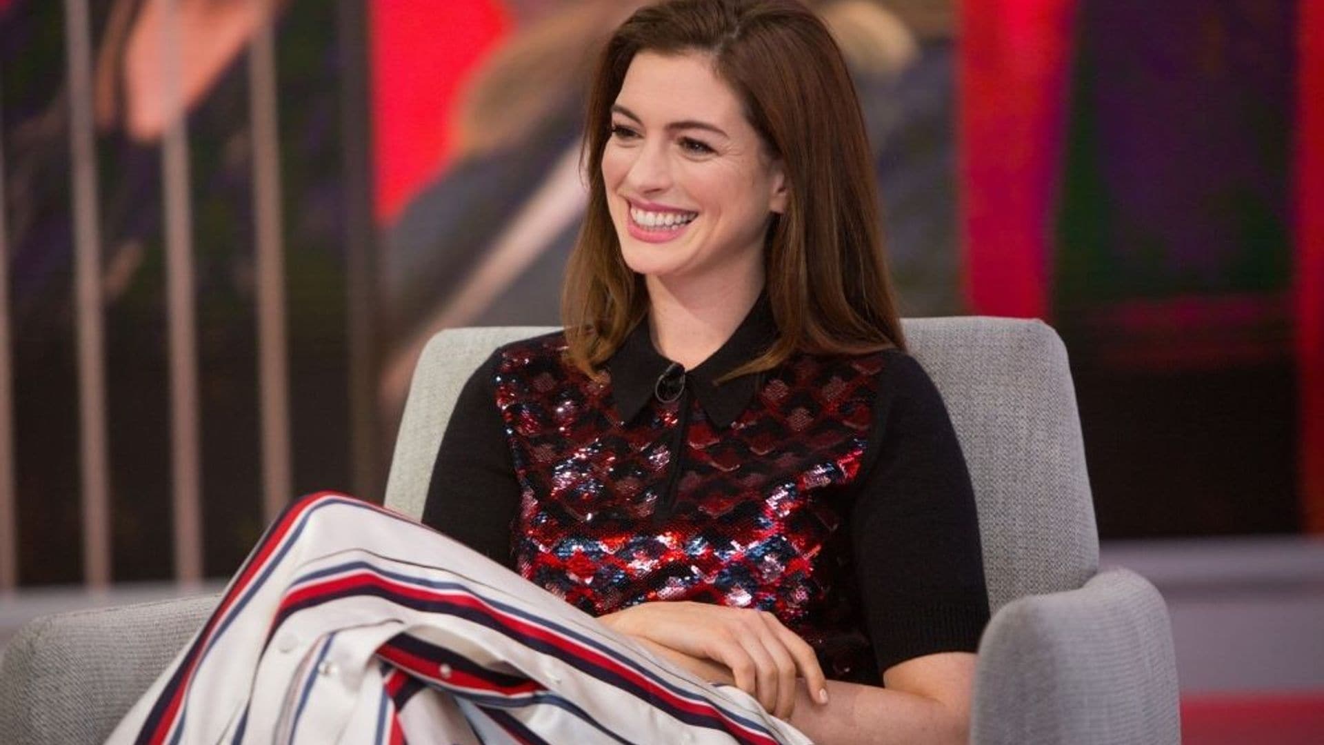 Anne Hathaway hace un guiño a ‘Princesa por sorpresa’ con su último look en Milán