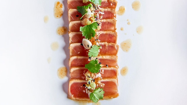 tataki de atun con escabeche suave tamari y cilantro