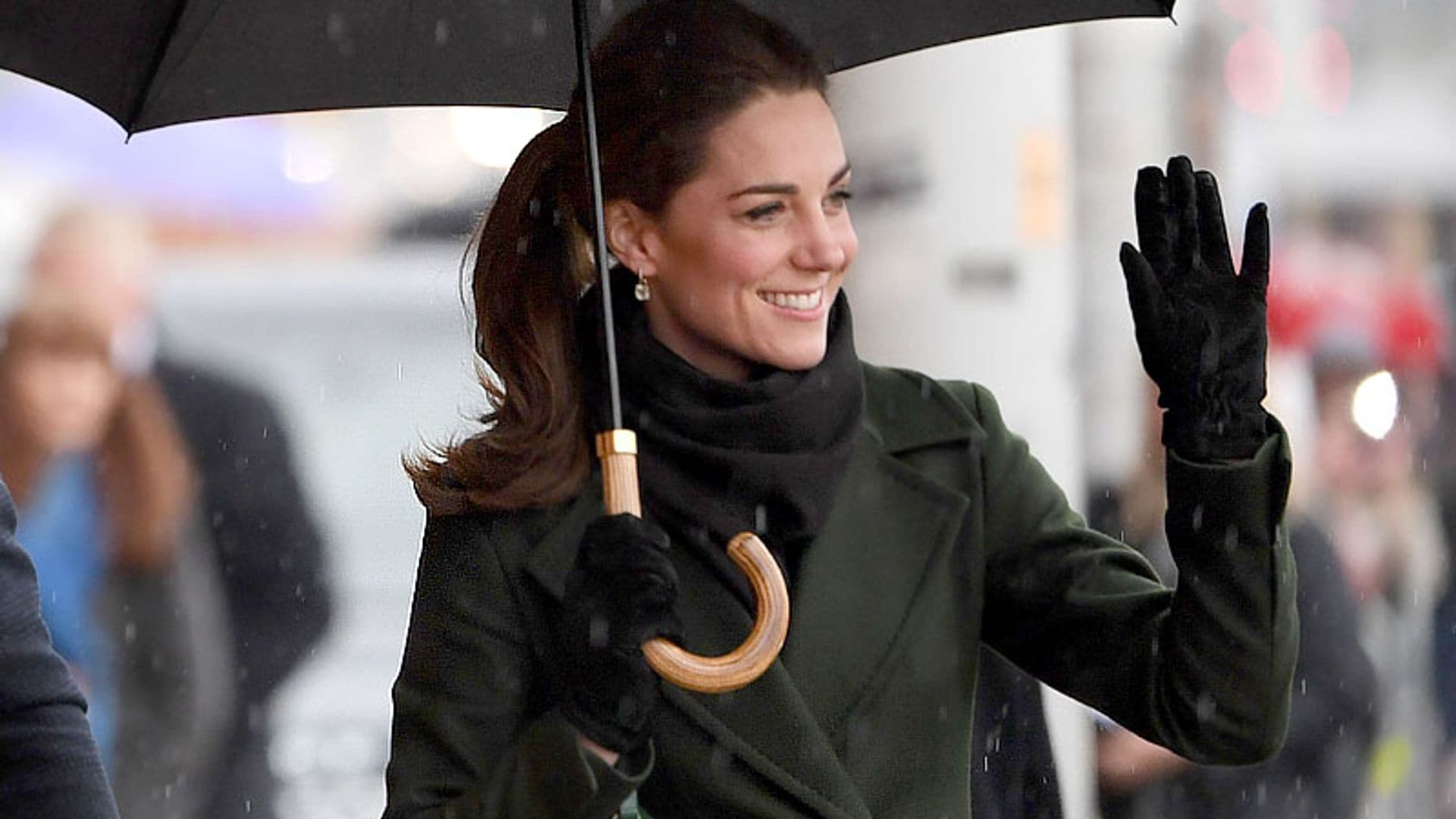 Algo nuevo y algo reciclado: la acertada elección de Kate para un día de lluvia