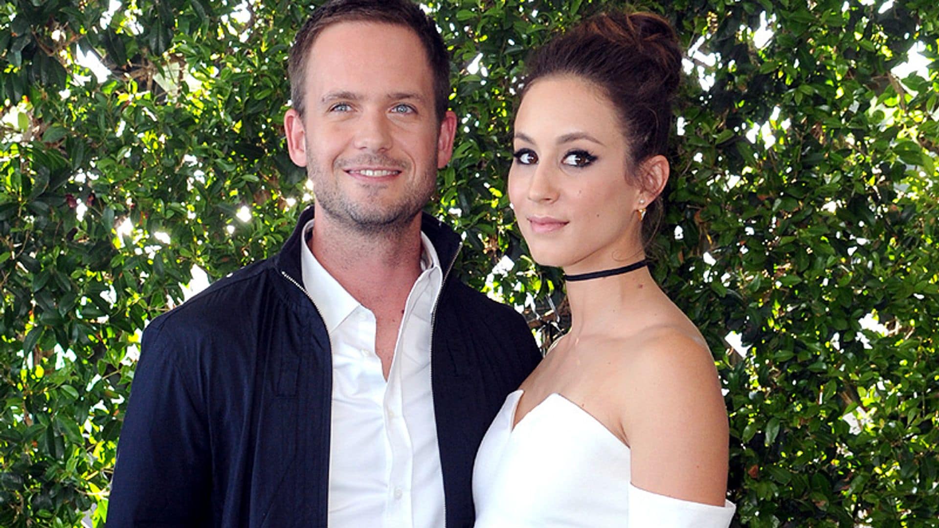 Patrick J. Adams, marido en la ficción de Meghan Markle, y Troian Bellisario han sido padres