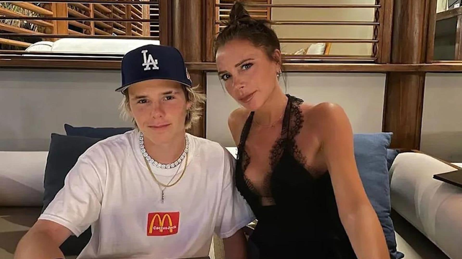 Cruz Beckham y su nuevo tatuaje en honor a su madre Victoria y a las Spice Girls