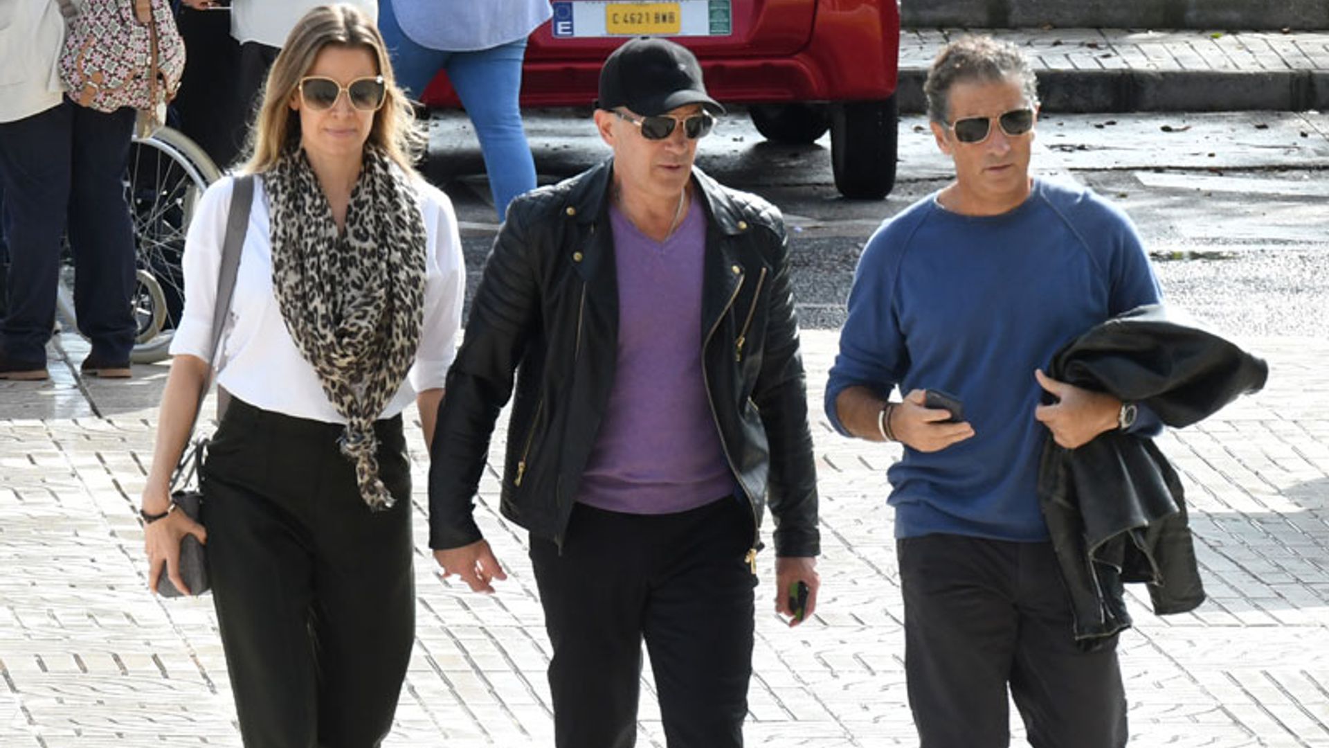 Antonio Banderas de la mano de Nicole Kimpel y junto a su hermano Javier llegan al tanatorio