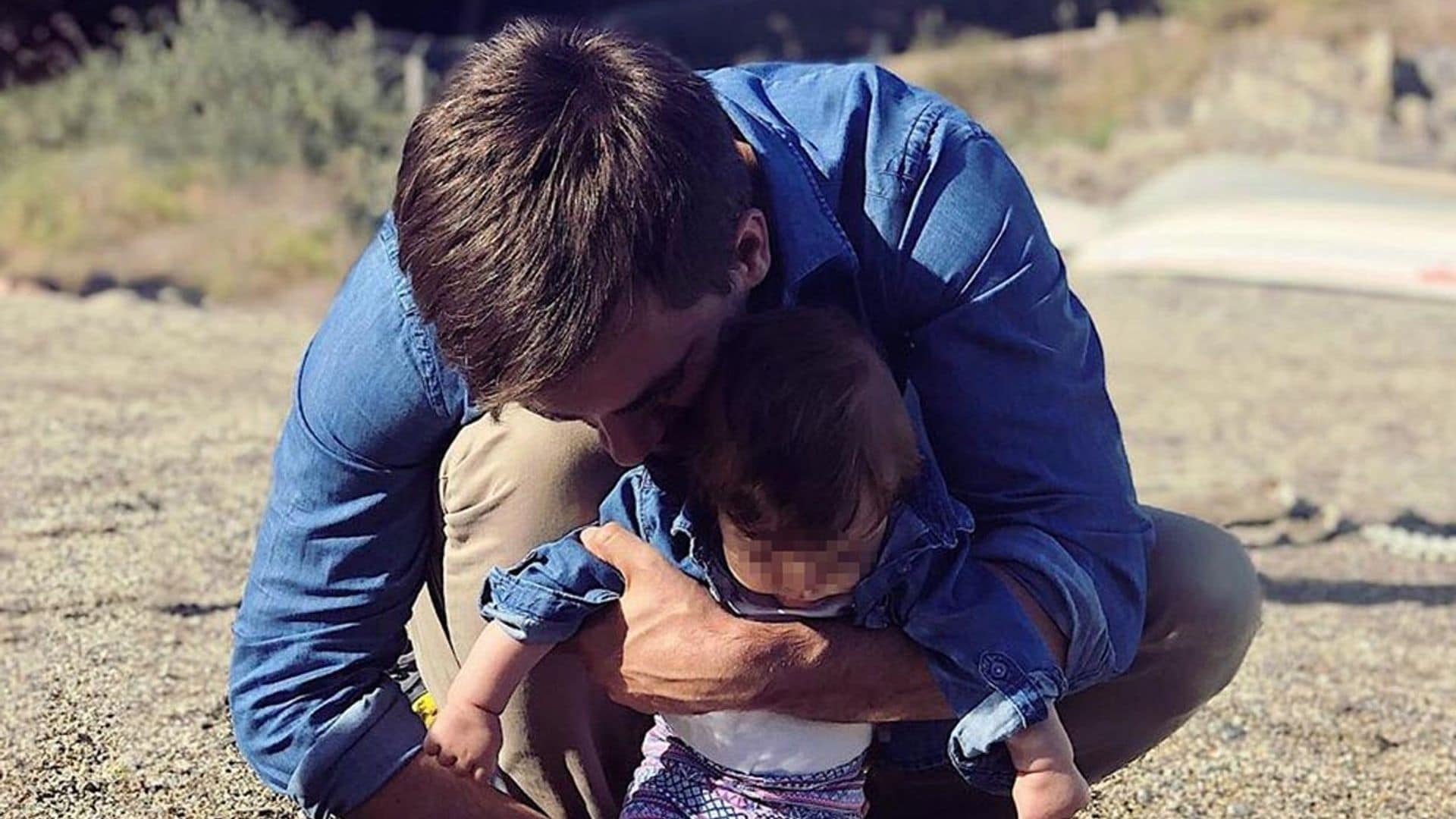 El primer 'baño' en el mar de Lia, hija de Marc Clotet y Natalia Sánchez