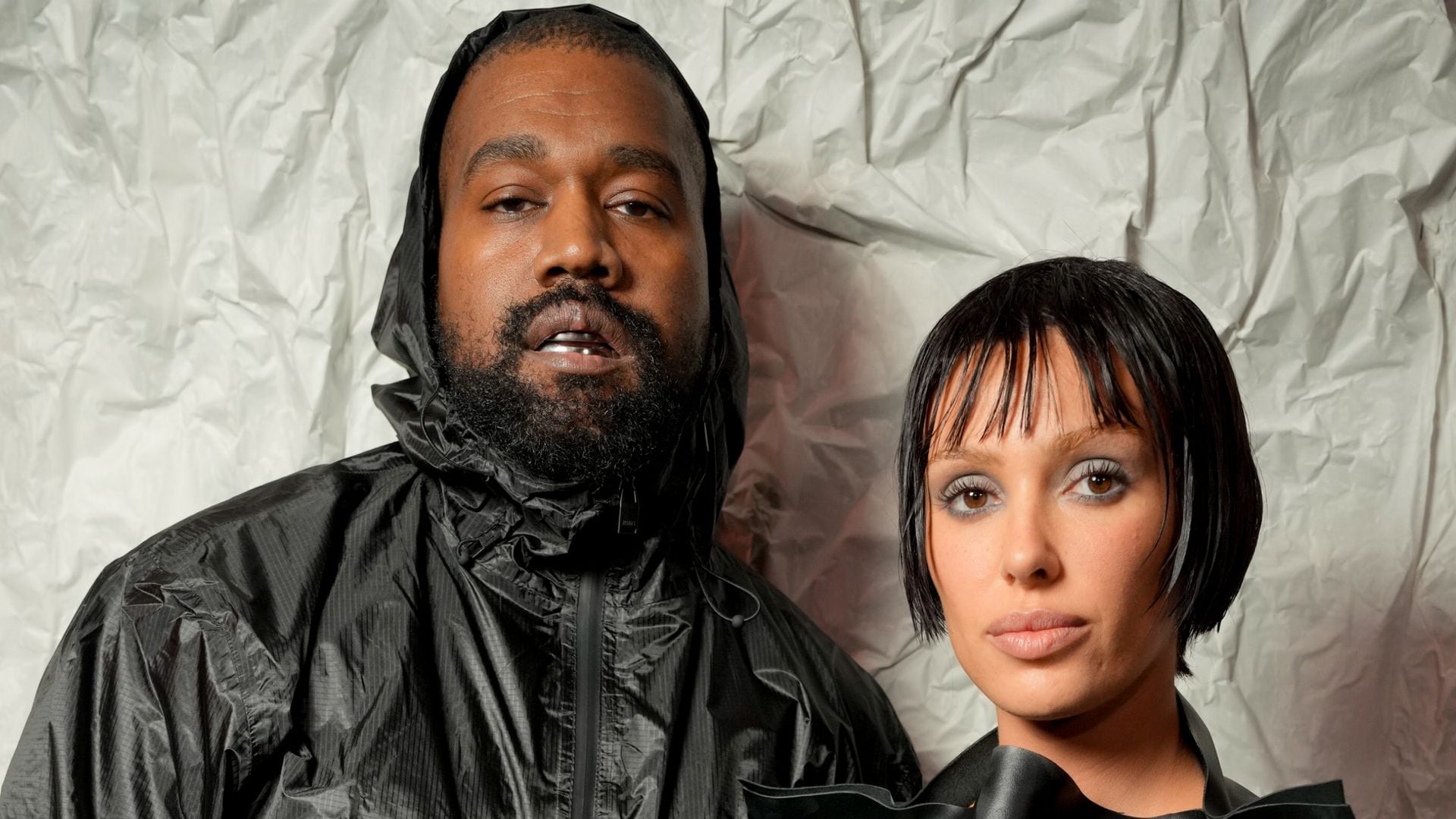 Kanye West y Bianca Censori en el Marni RTW Fall 2024 como parte de Milan Ready del Wear Fashion Week en febrero de 2024 en Milan, Italia.