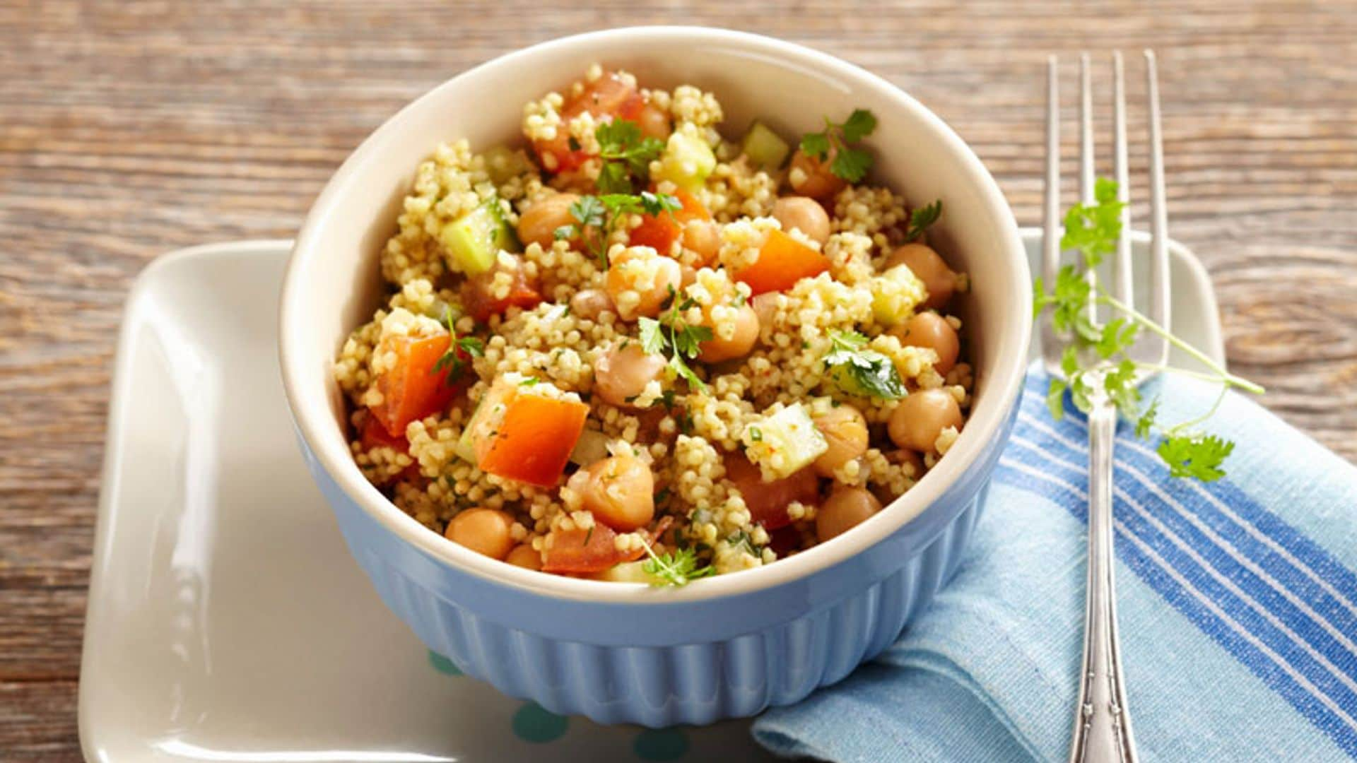 Ensalada de cuscús y garbanzos con verduras