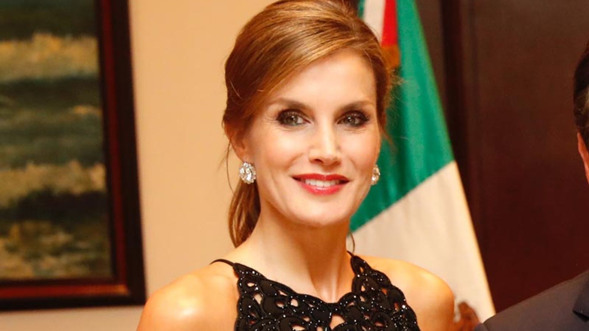 La reina Letizia recicla un 'jumpsuit' negro de Varela que ha guardado durante 2 años