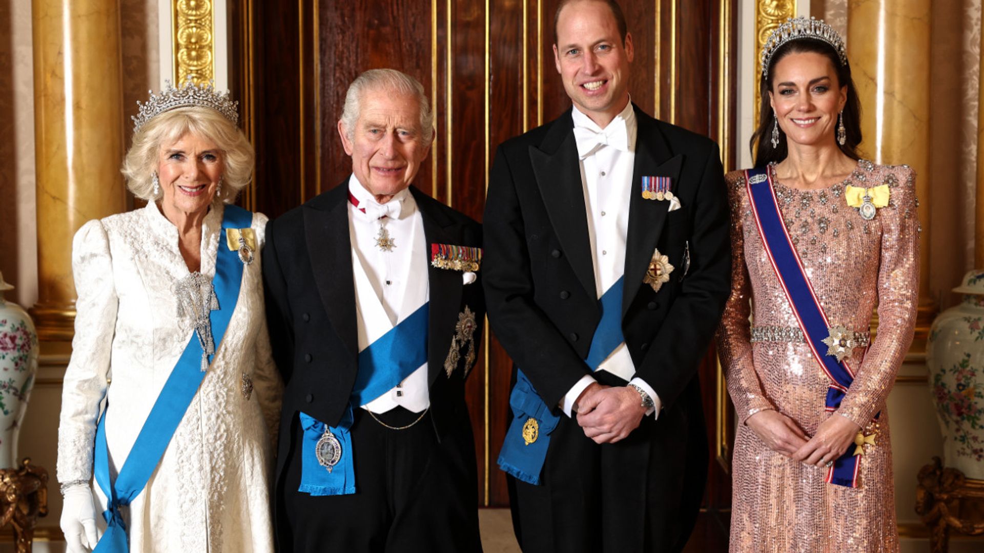 Los Príncipes de Gales, junto a los reyes Carlos y Camilla en una noche de gala tras el revuelo por el último libro sobre los Sussex