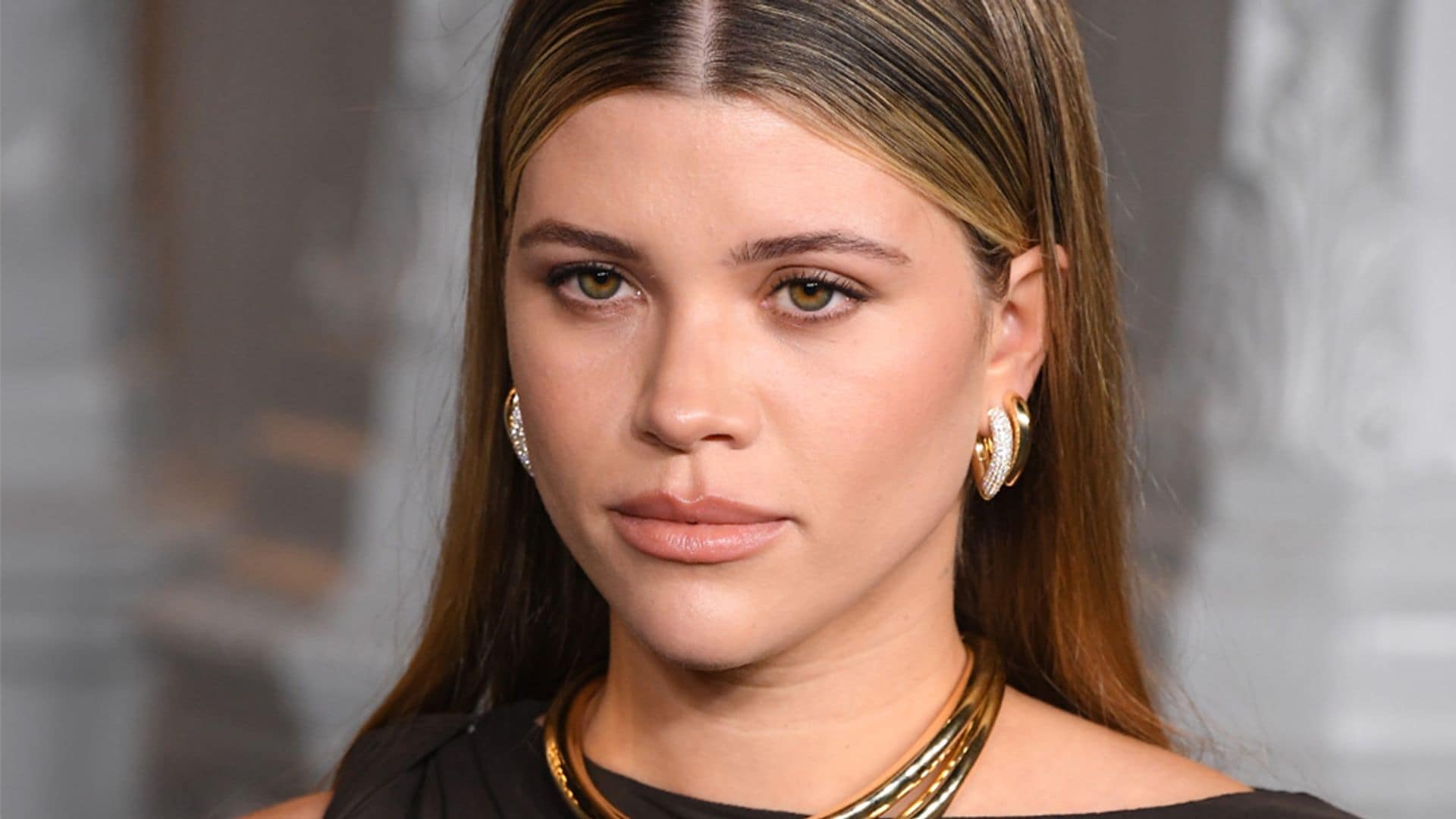 Solo necesitas dos gomas (y este truco) para copiar el peinado pulido de Sofia Richie