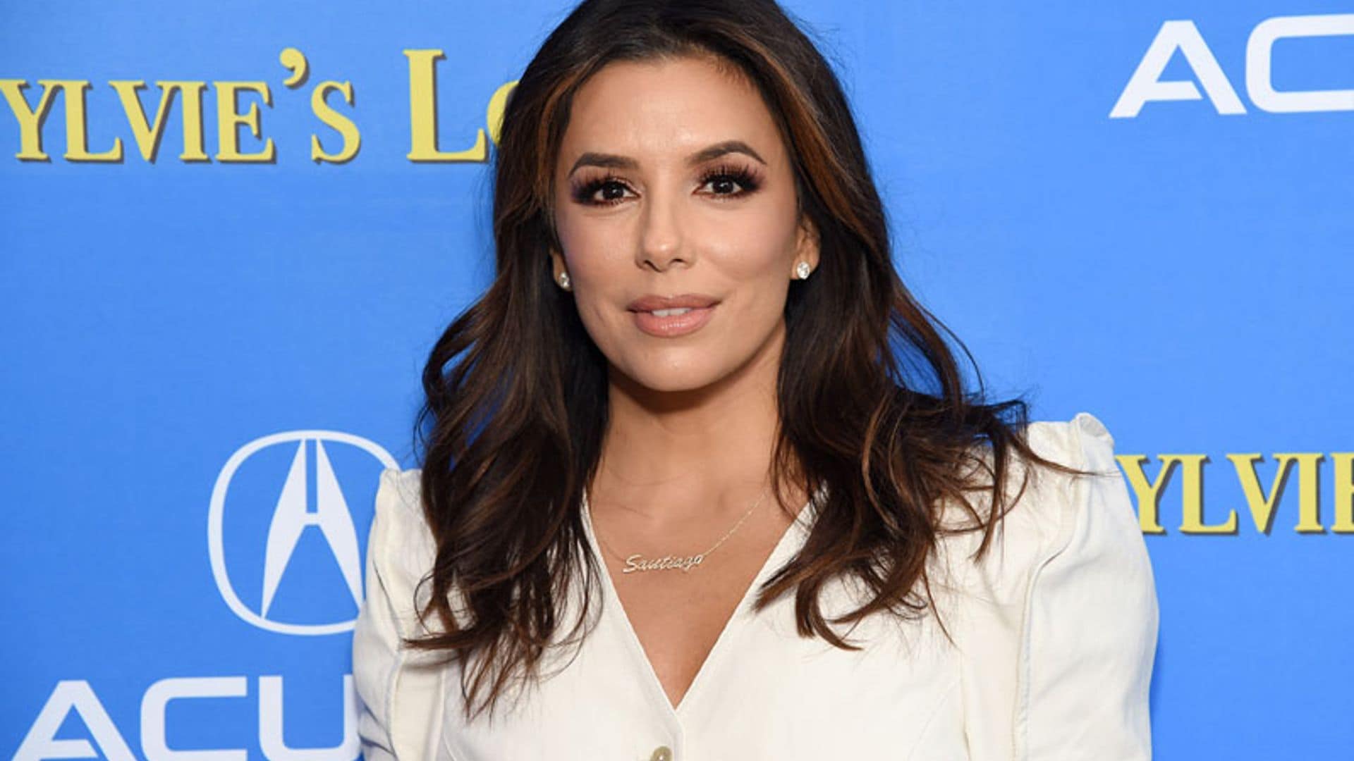 Lo dice Eva Longoria: la versión 'denim' del traje de chaqueta es para mujeres bajitas