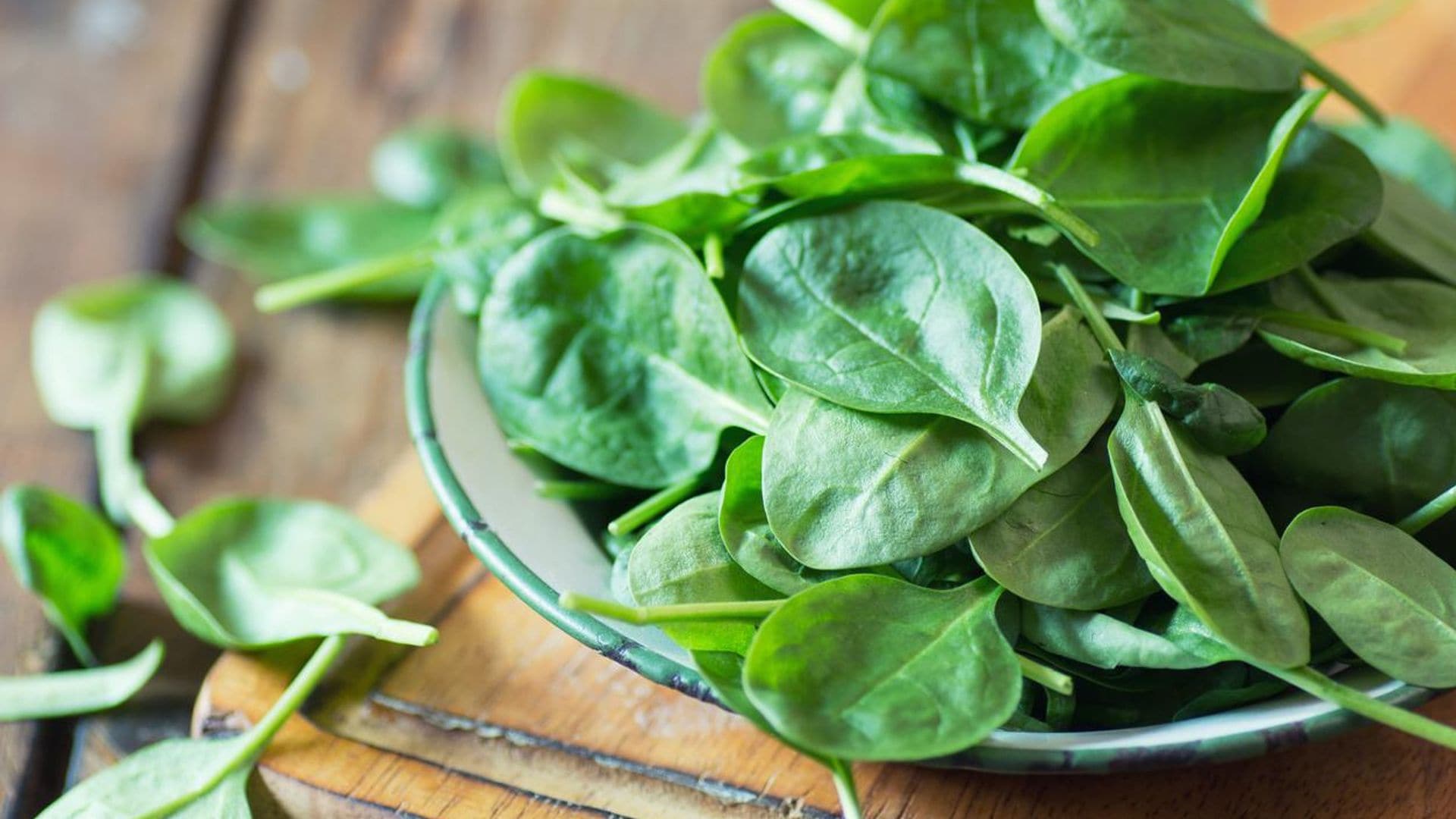 El kale sí que tiene competencia: 12 verduras de hojas verdes que no deben faltar en tus ensaladas