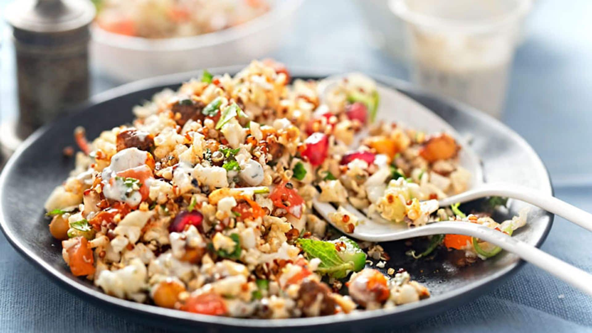 Ensalada de coliflor, garbanzos y queso feta con 'harissa' y menta