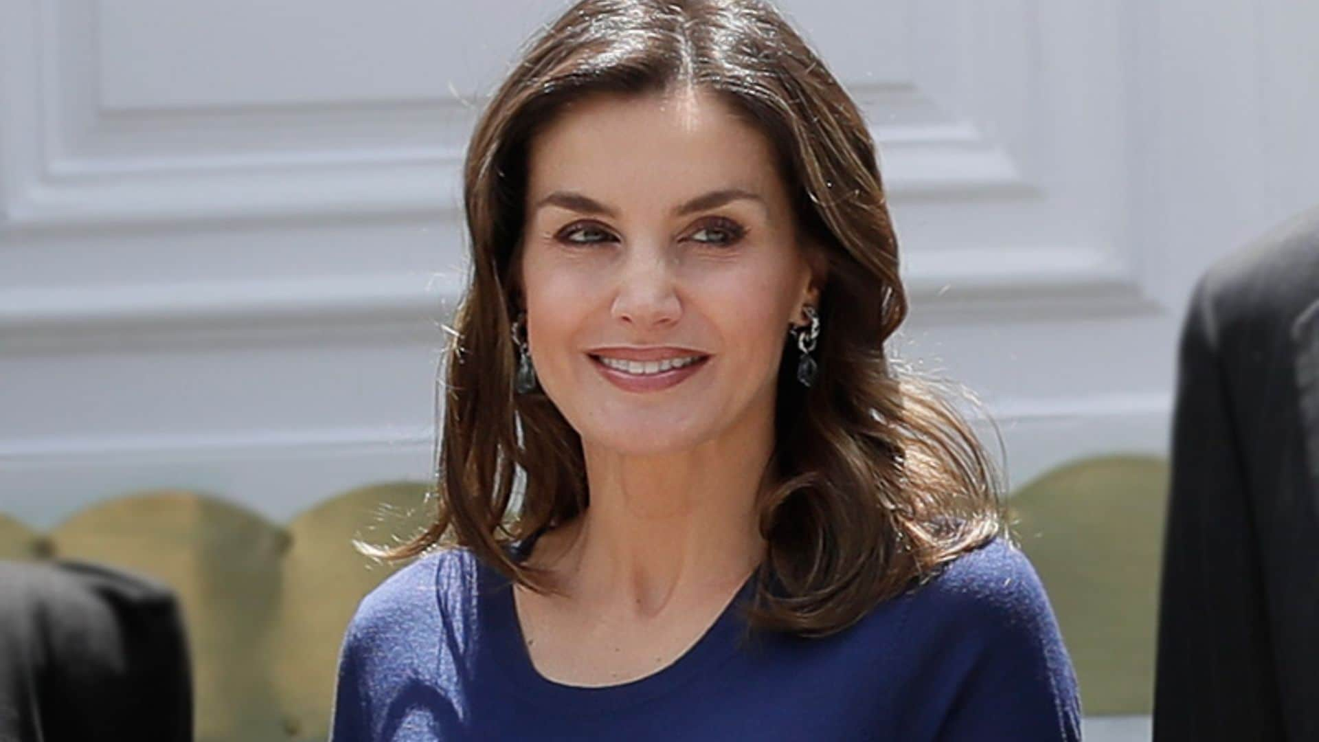 La reina Letizia y el curioso caso de su nueva falda estampada