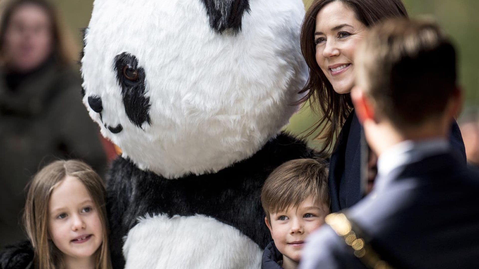 Mary de Dinamarca y sus mellizos se hacen amigos de los pandas igual que la reina Sofía