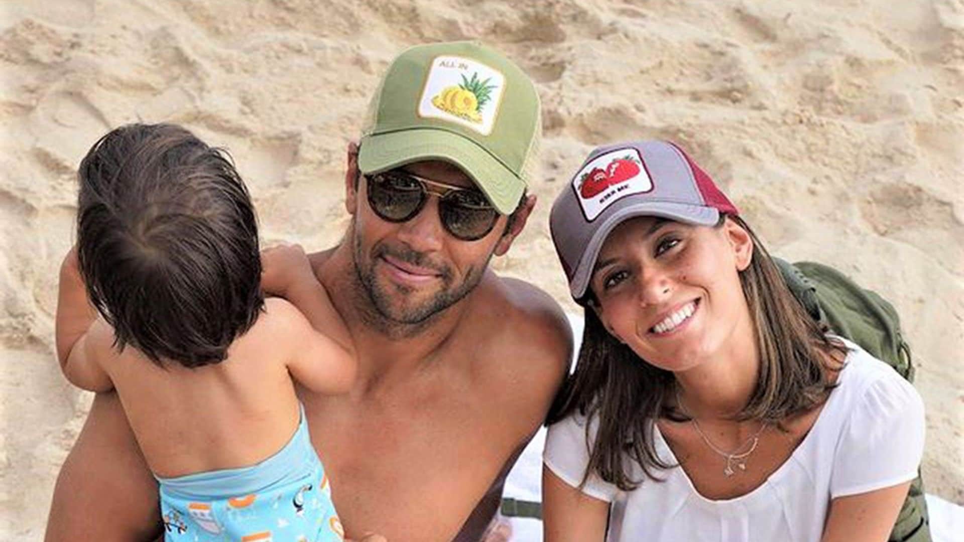 ¡Buscando cangrejos! Las simpáticas vacaciones en la playa de Ana Boyer y Verdasco con su hijo Miguel