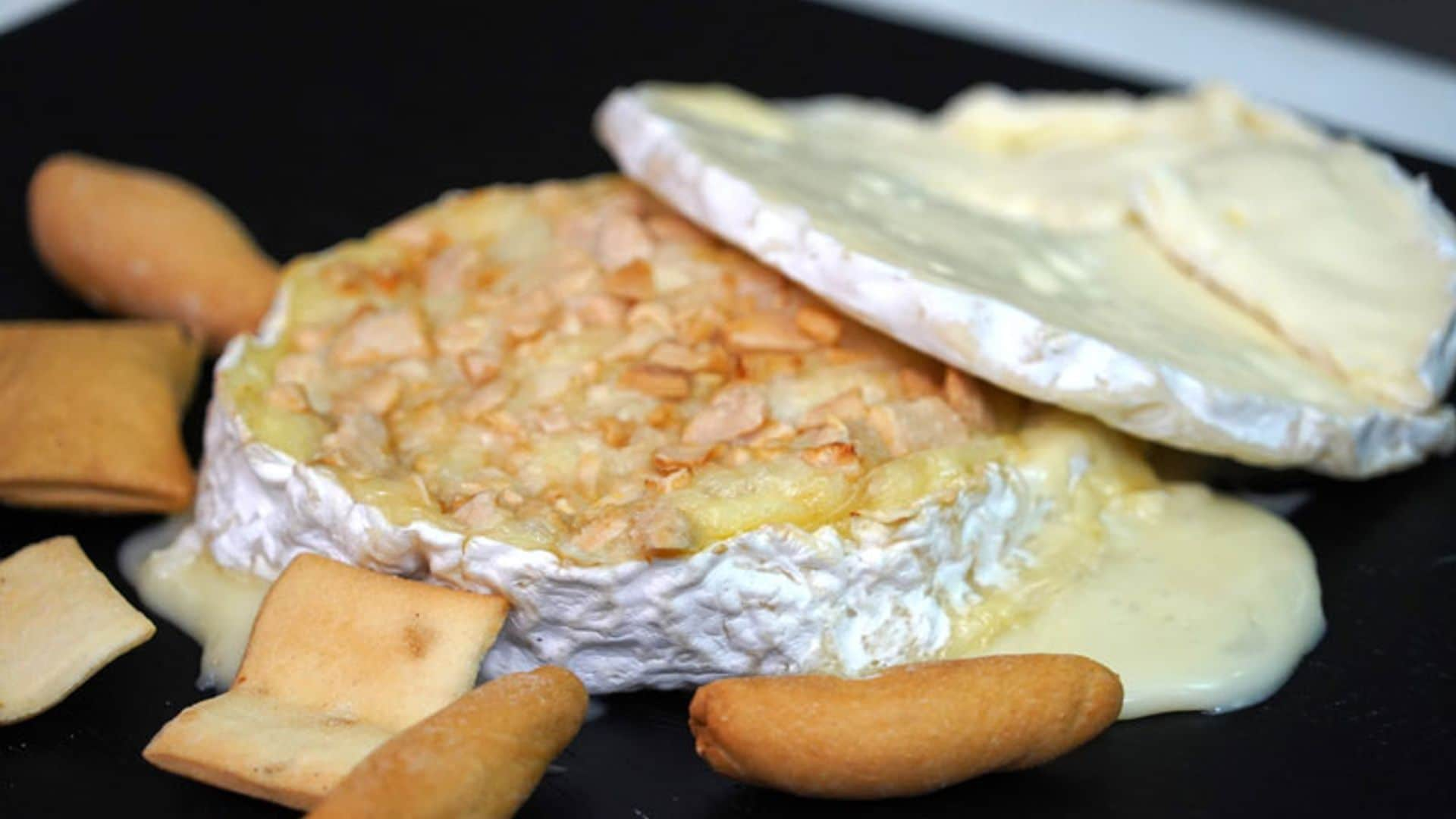 Queso Camembert con almendras y vino blanco