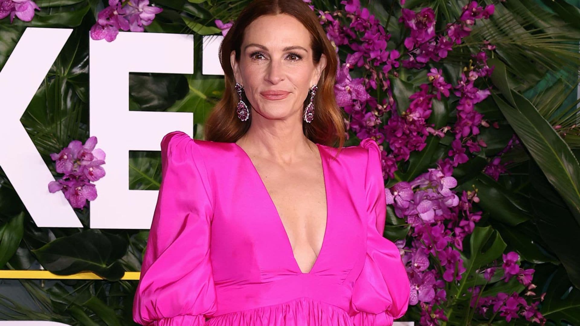 Los looks opuestos de Julia Roberts y Amal Clooney: un vestido 'Barbiecore' y otro de 2002