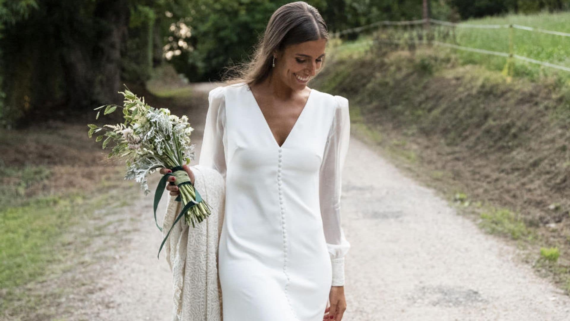 Un vestido de novia sencillo y una cola bordada: la elección de Macarena para su boda en Santoña