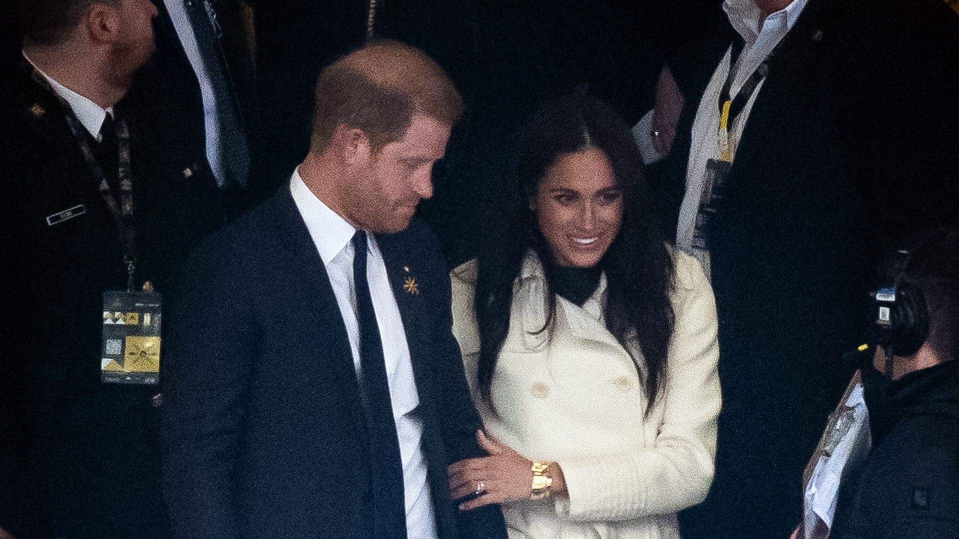 Meghan Markle y su elegancia depurada en los Juegos Invictus 2025: del maxiabrigo al vestido ‘midi’ plisado