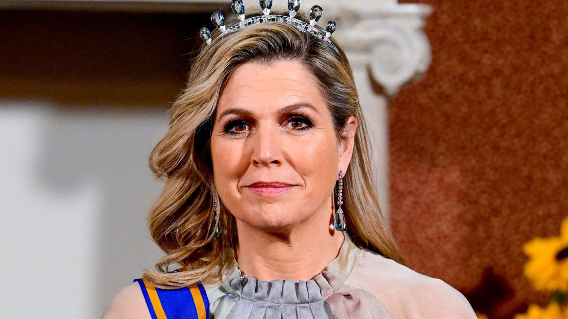 Máxima magnifica su vestido iridiscente con joyas históricas de aguamarinas