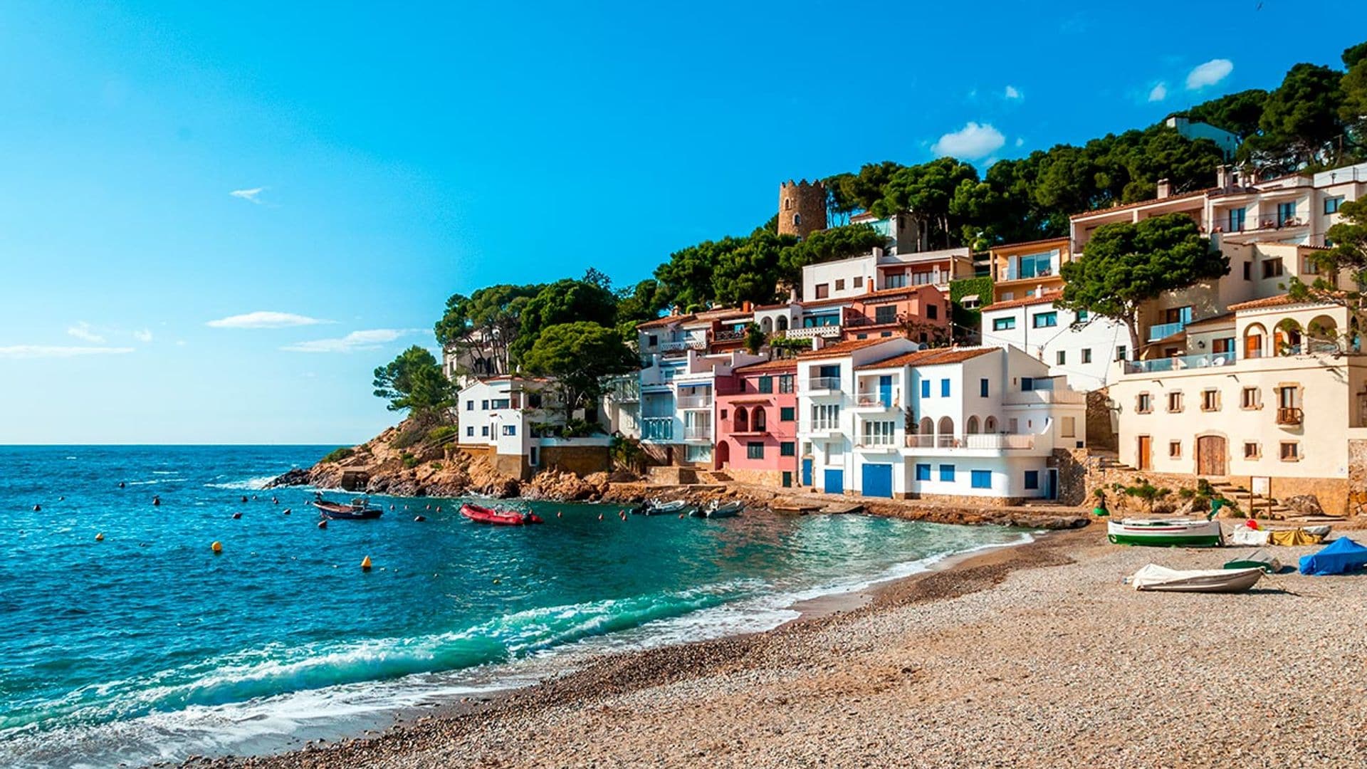 Pequeños pueblos costeros (que no te sonarán tanto) para disfrutar este verano del mar