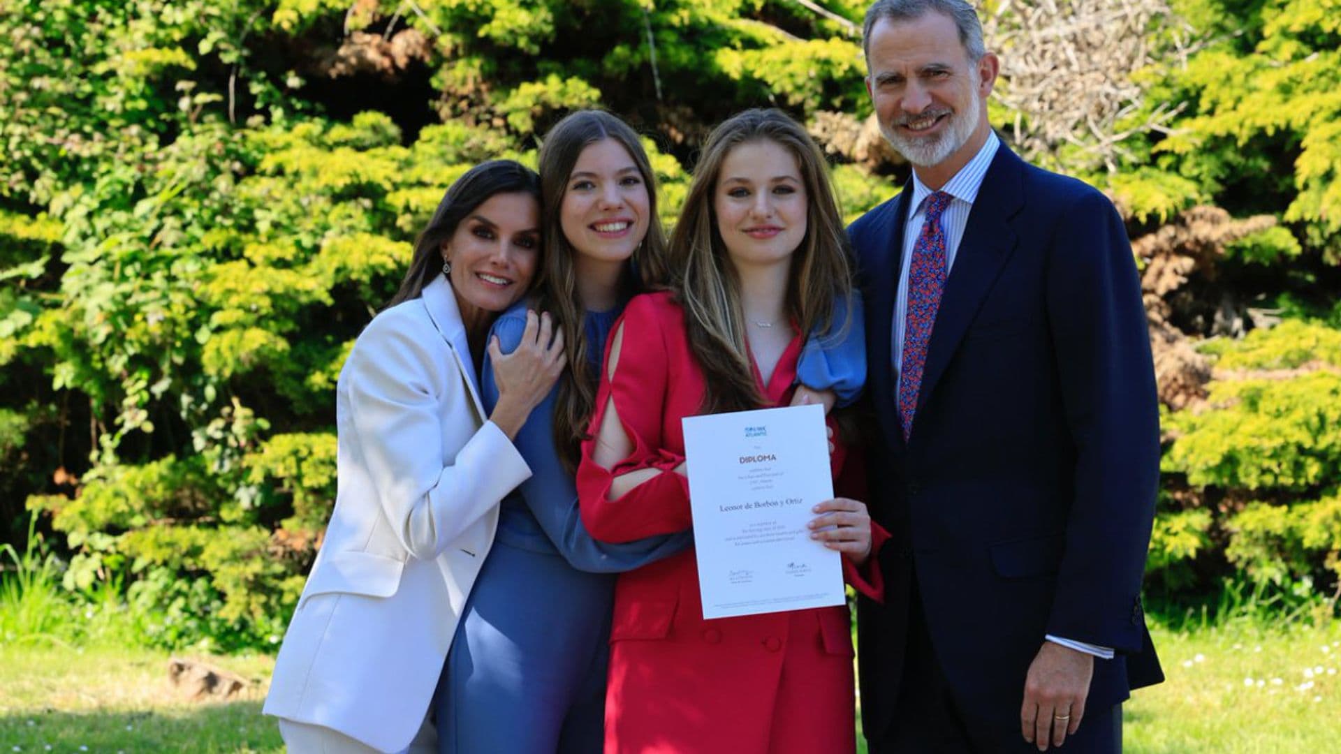 Todas las imágenes de la princesa Leonor en su graduación feliz junto a los Reyes y la infanta Sofía