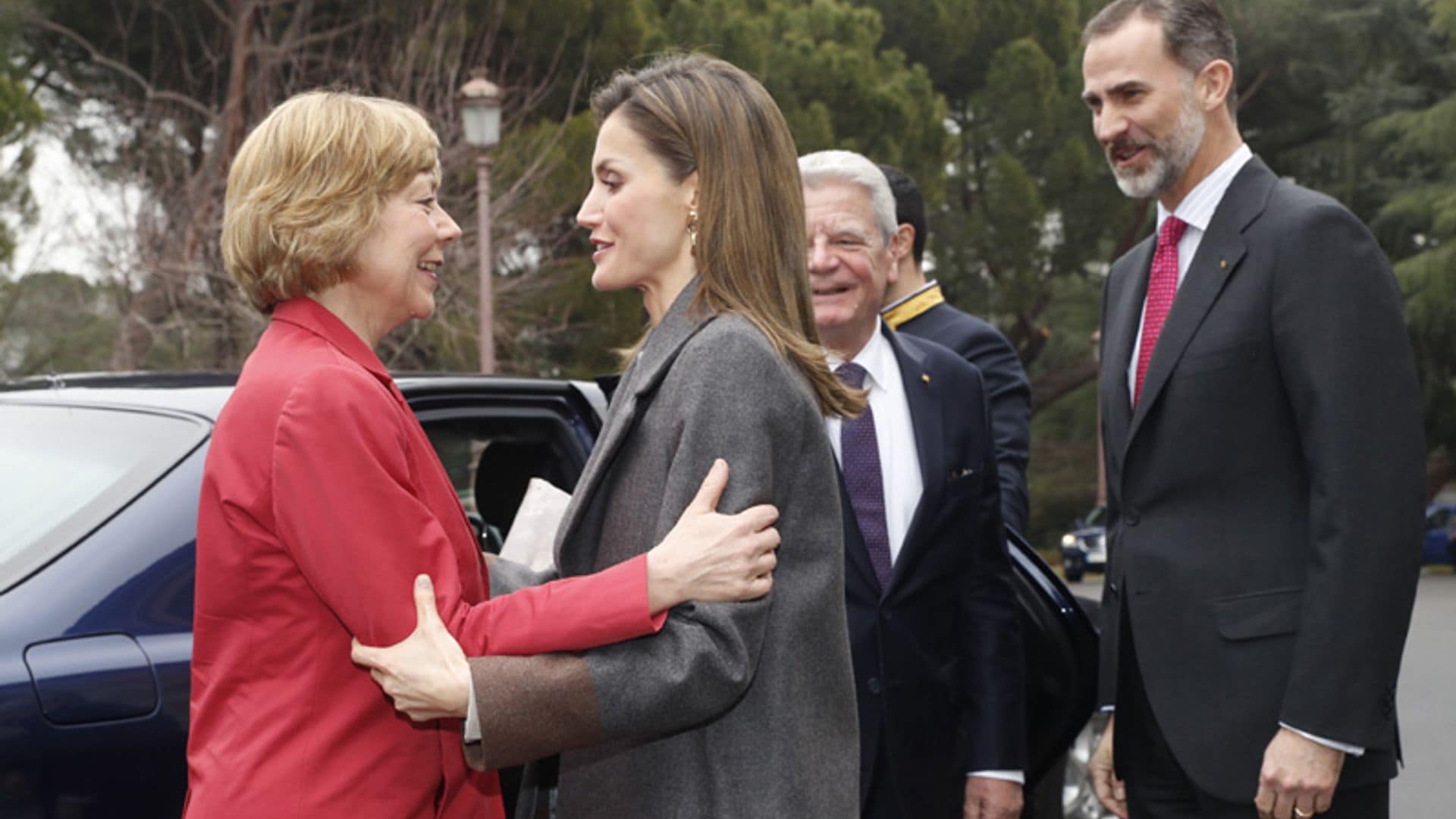 La Reina despide con inmenso cariño a la Primera Dama de Alemania sin título