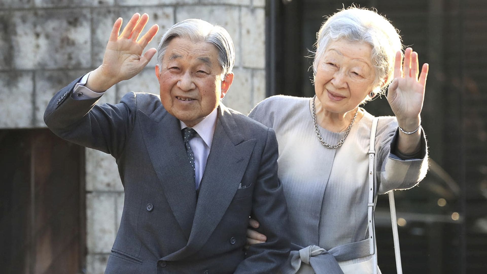 Los emperadores de Japón visitan los jardines en los que creció Michiko días antes de la abdicación